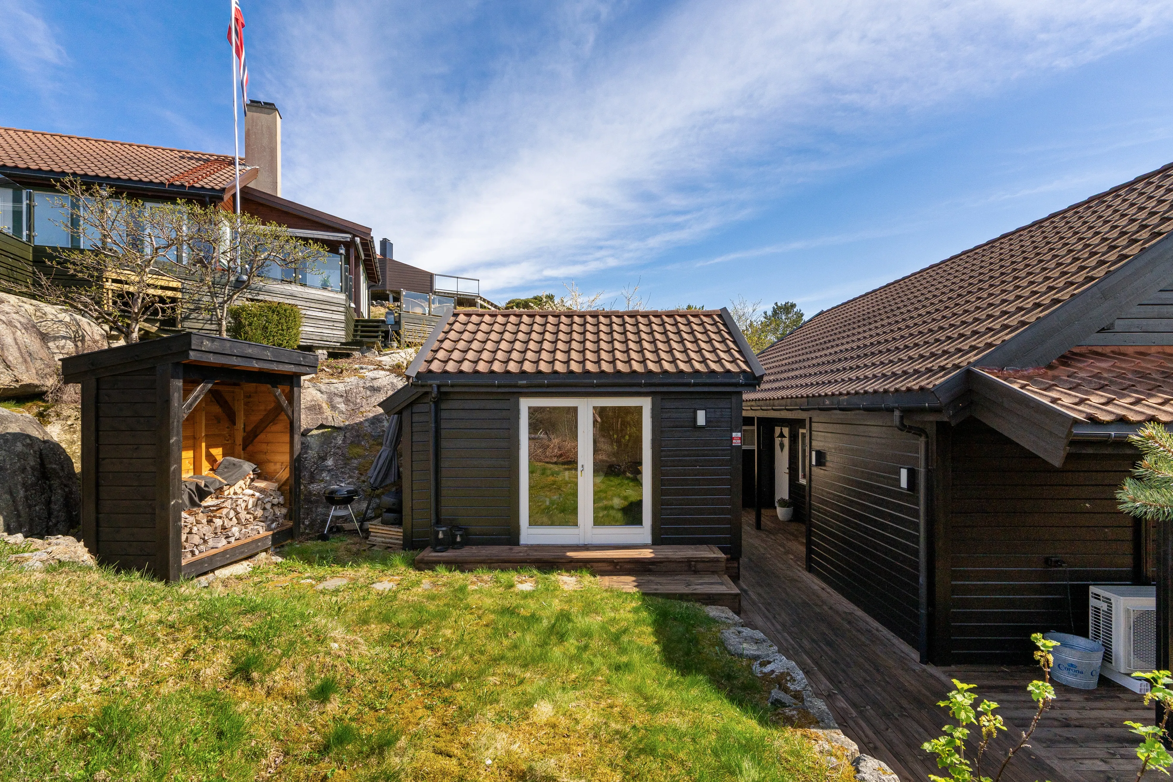 Norwegian Coastal Cabin with Expansive Terrace and Sea Views - View image 40 of 42