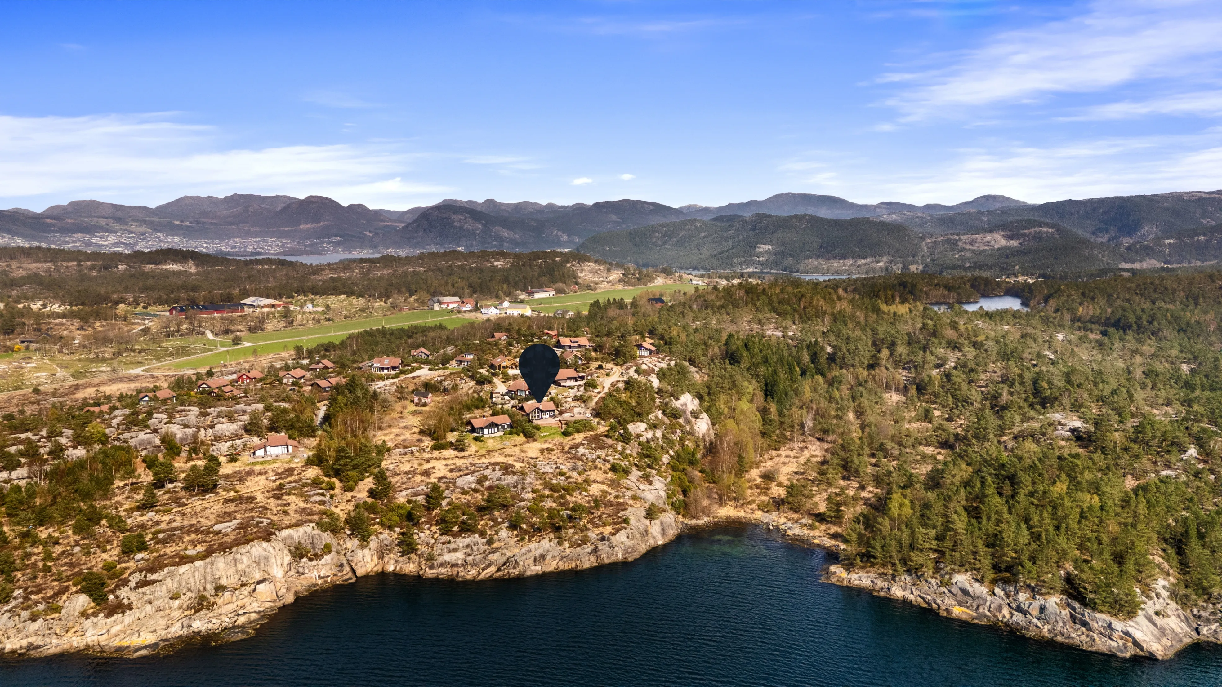 Norwegian Coastal Cabin with Expansive Terrace and Sea Views - View image 42 of 42