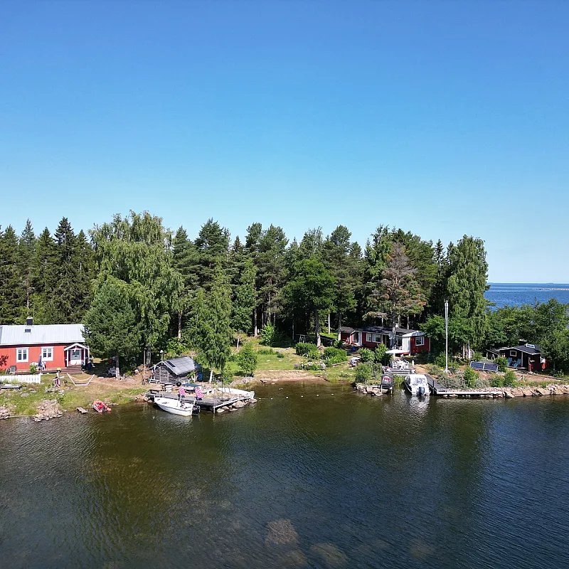 Finnish 4-Bedroom Furnished Cabin with Expansive Garden in Mustasaari