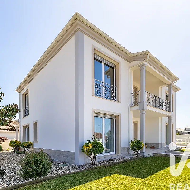 Contemporary 5-Bedroom House with Garden and Terrace in Leiria, Portugal