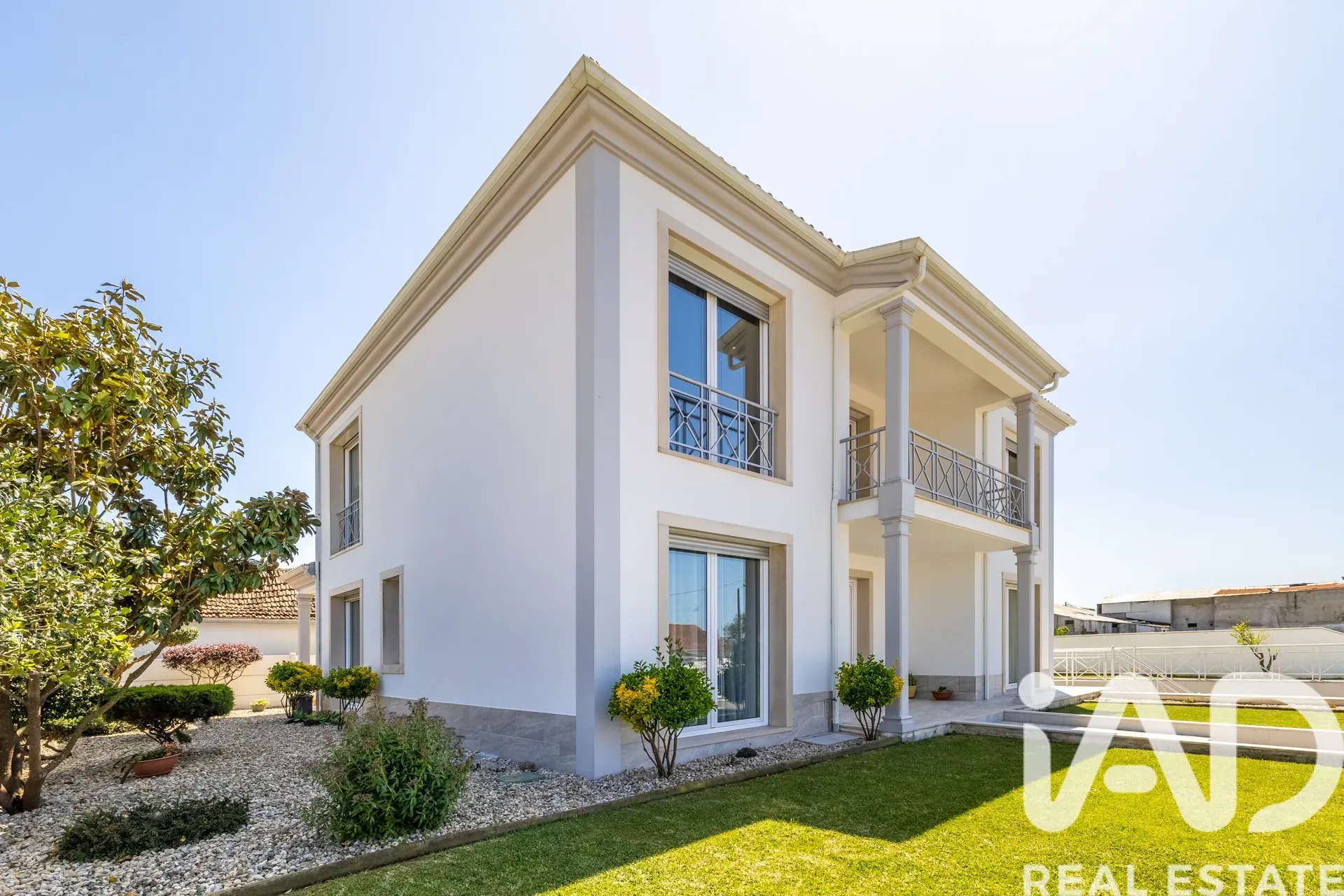 Contemporary 5-Bedroom House with Garden and Terrace in Leiria, Portugal - Image 1