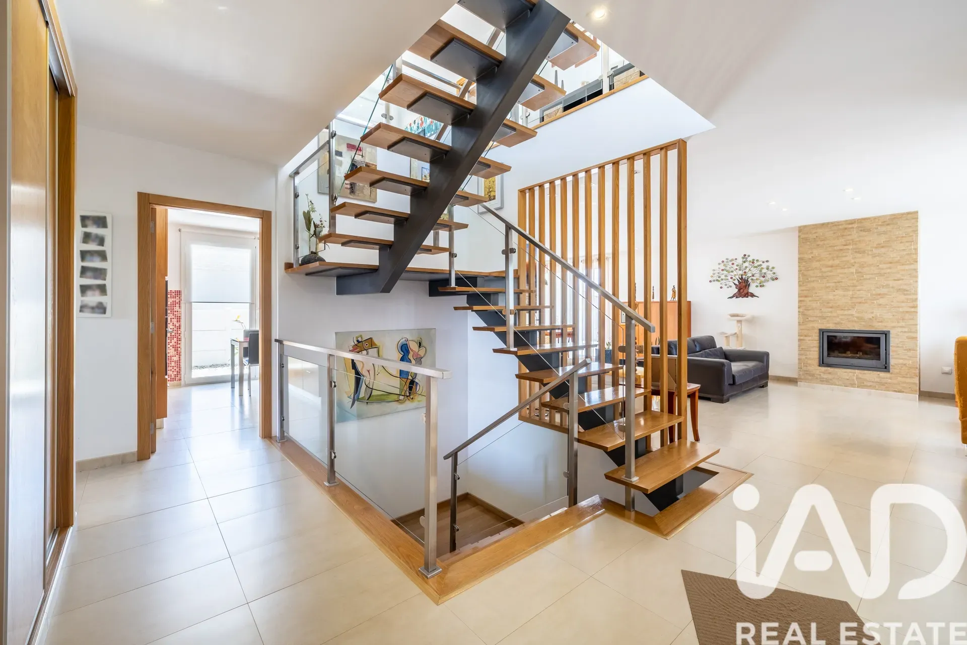 Contemporary 5-Bedroom House with Garden and Terrace in Leiria, Portugal - Image 3