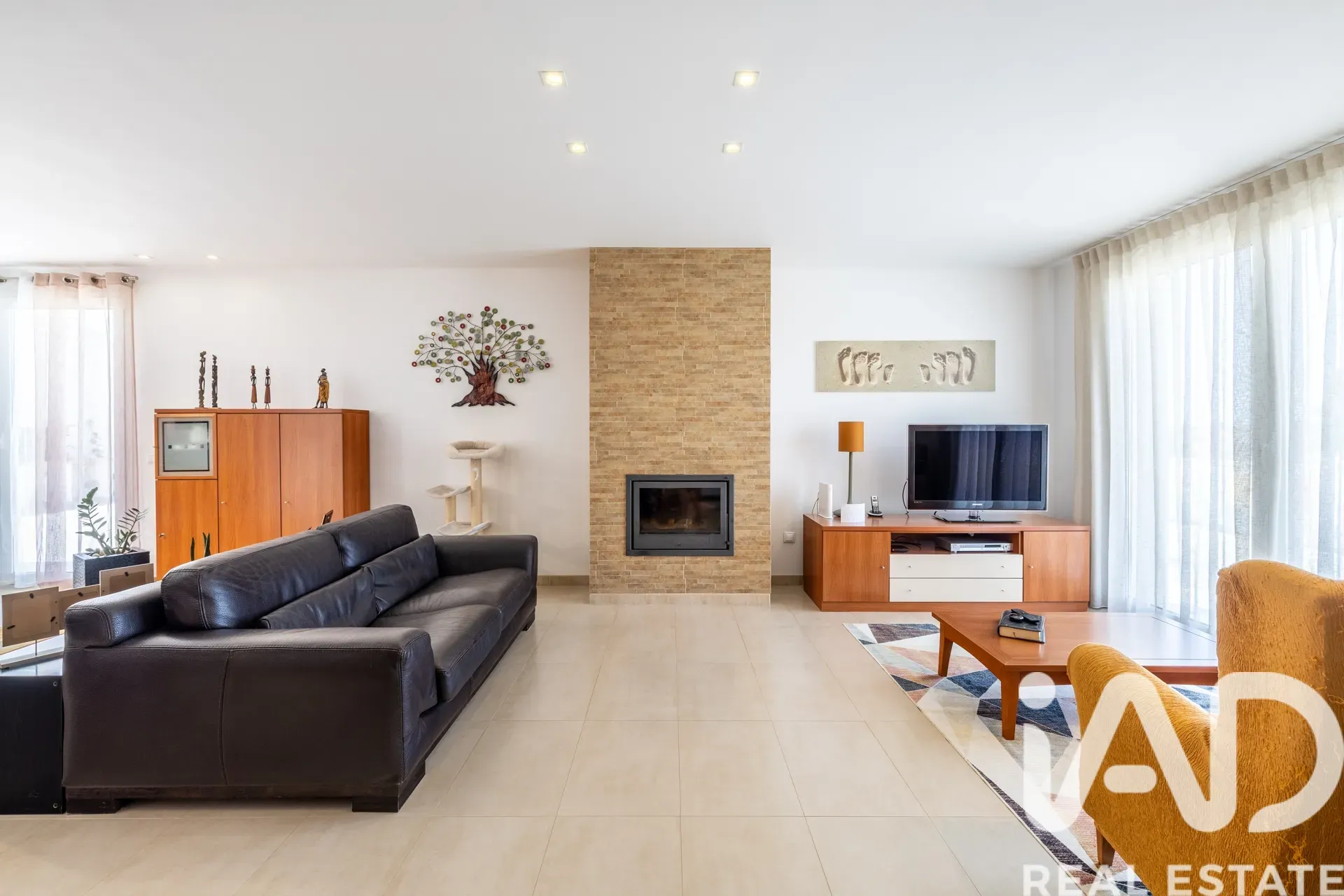 Contemporary 5-Bedroom House with Garden and Terrace in Leiria, Portugal - Image 4