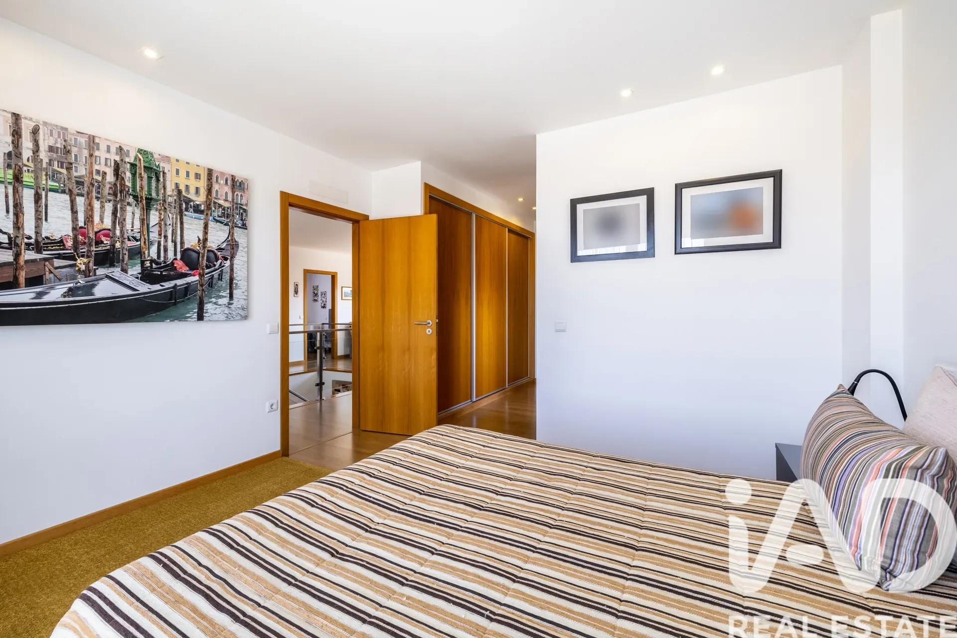 Contemporary 5-Bedroom House with Garden and Terrace in Leiria, Portugal - View image 25 of 37