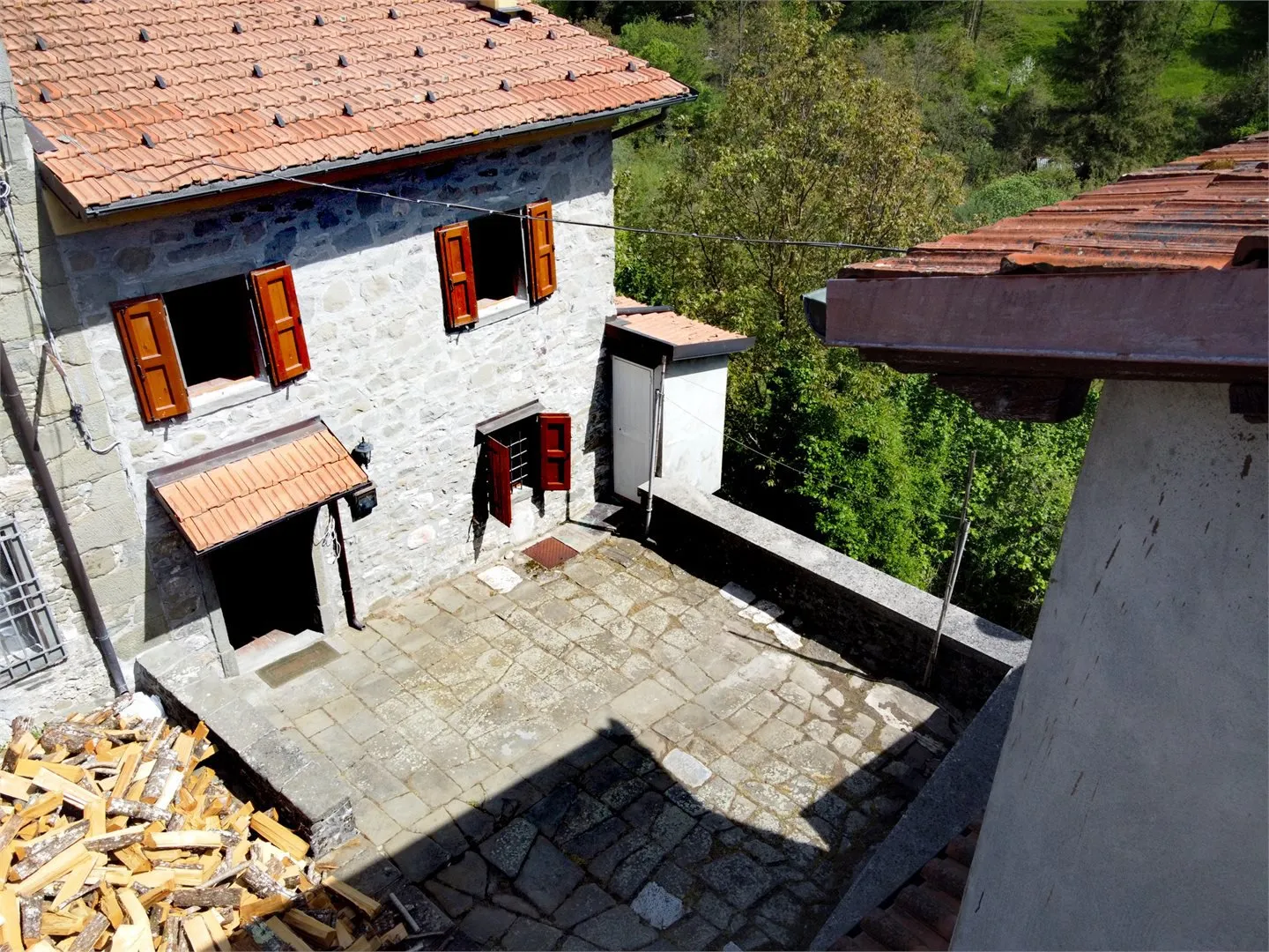Two-Bedroom Country House with Garden in Vibrant Tuscan Village - Image 1