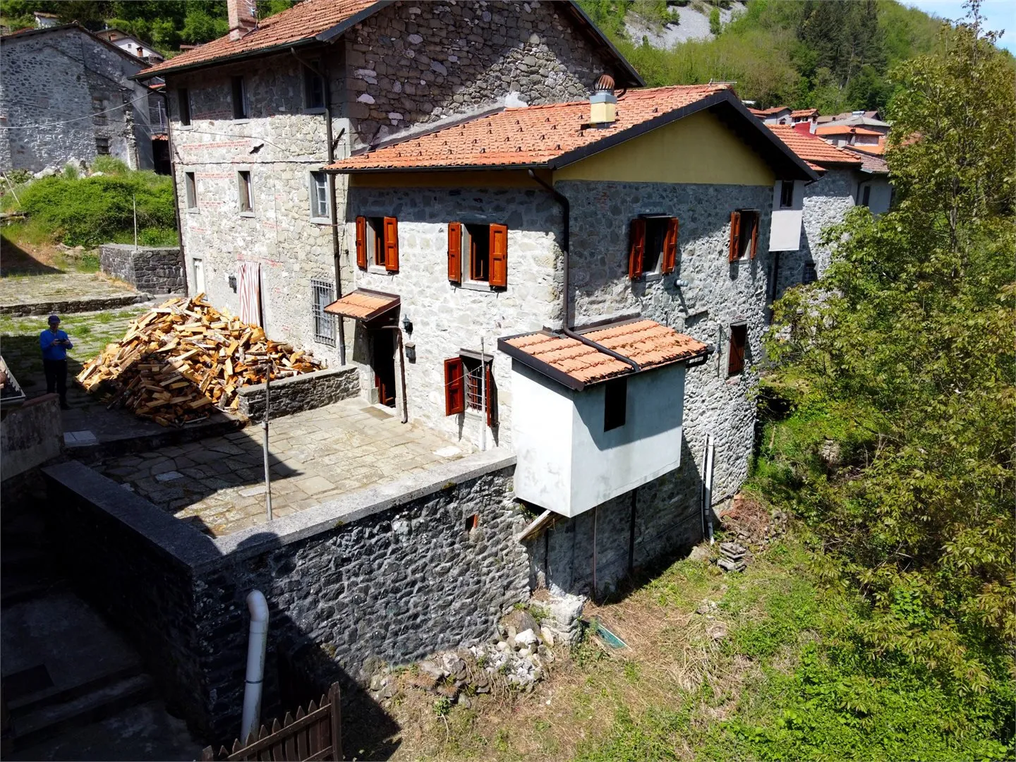 Two-Bedroom Country House with Garden in Vibrant Tuscan Village - Image 2