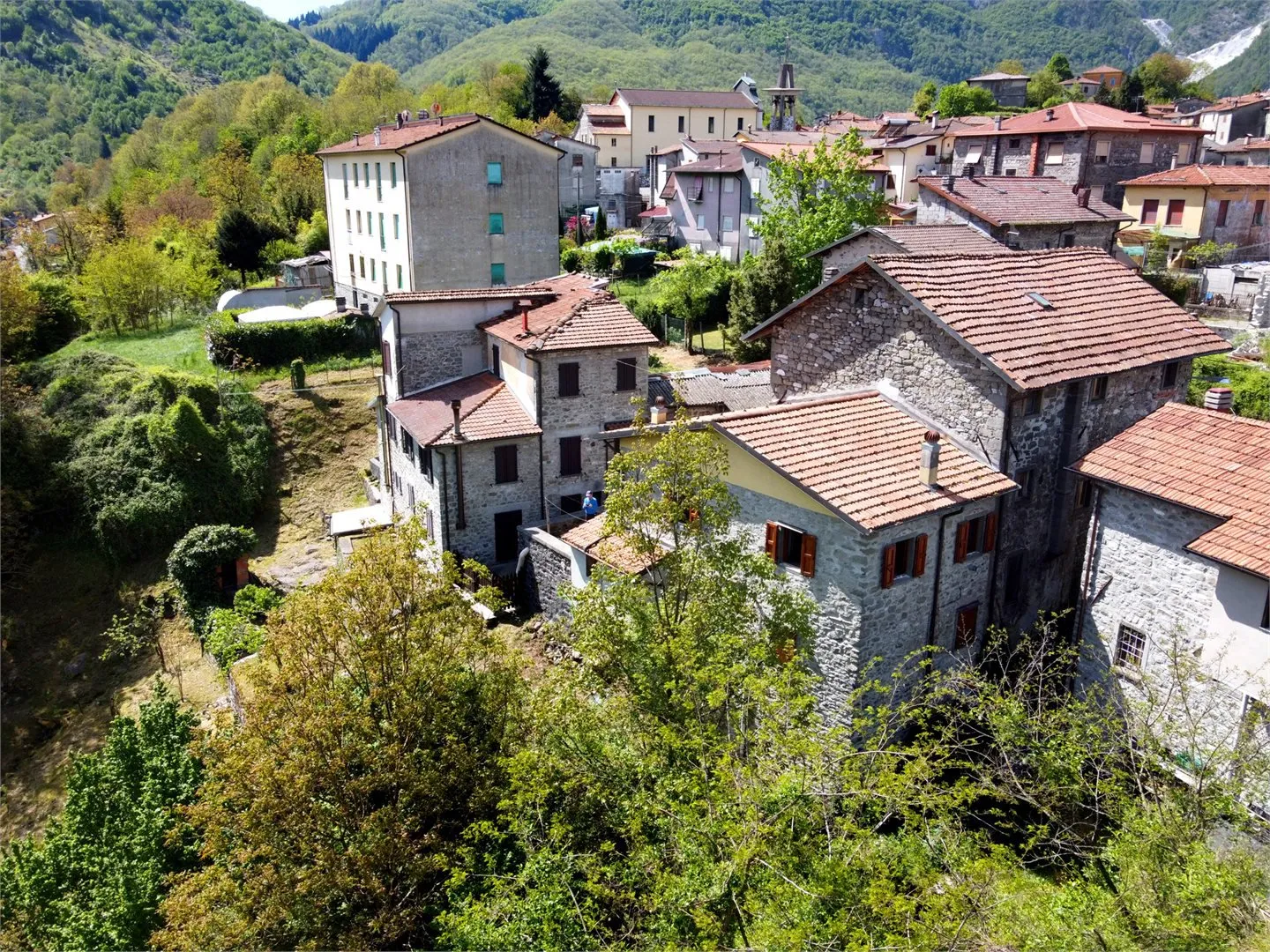 Two-Bedroom Country House with Garden in Vibrant Tuscan Village - Image 4