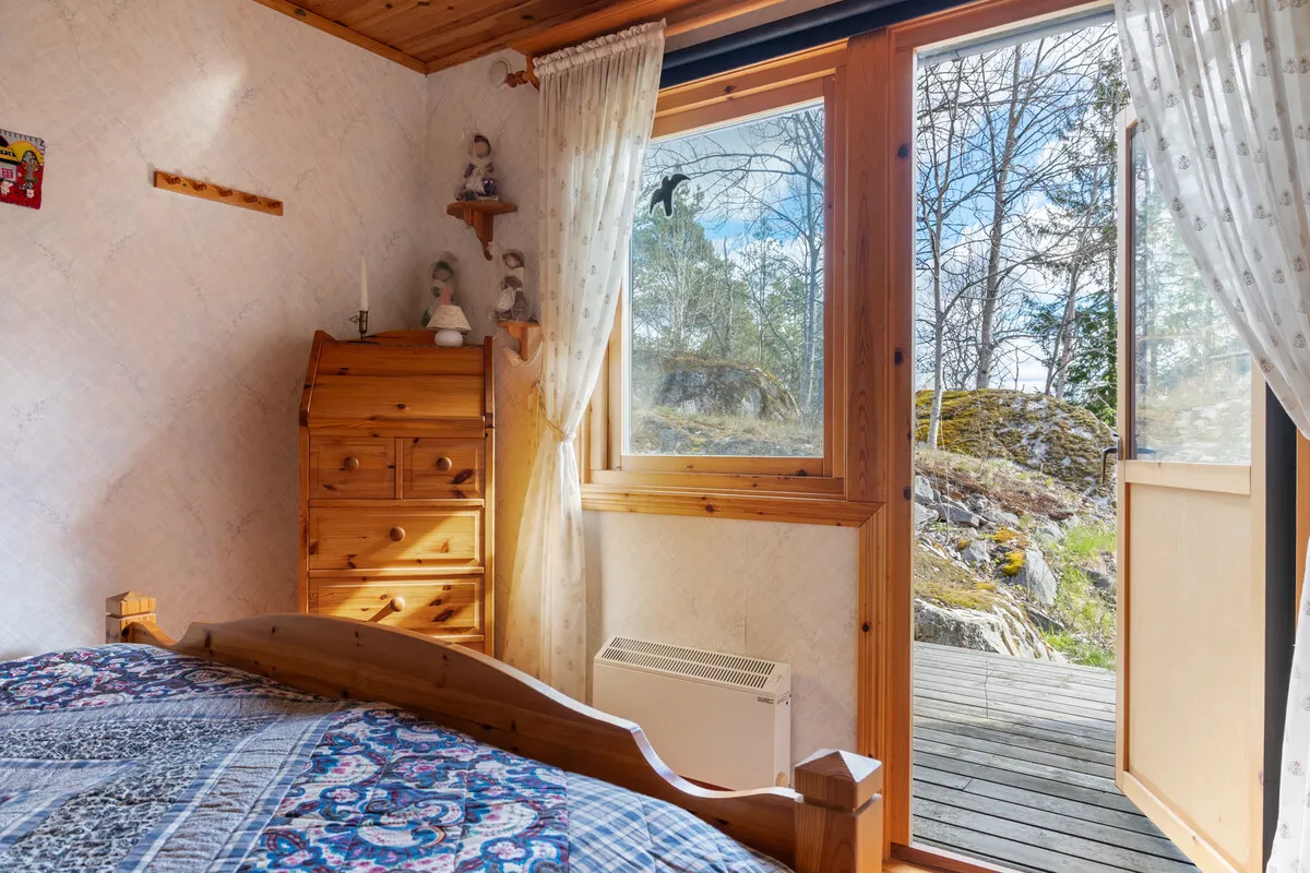 3-Bedroom Cabin with Expansive Garden in Ljusterö, Stockholm Archipelago - View image 12 of 36
