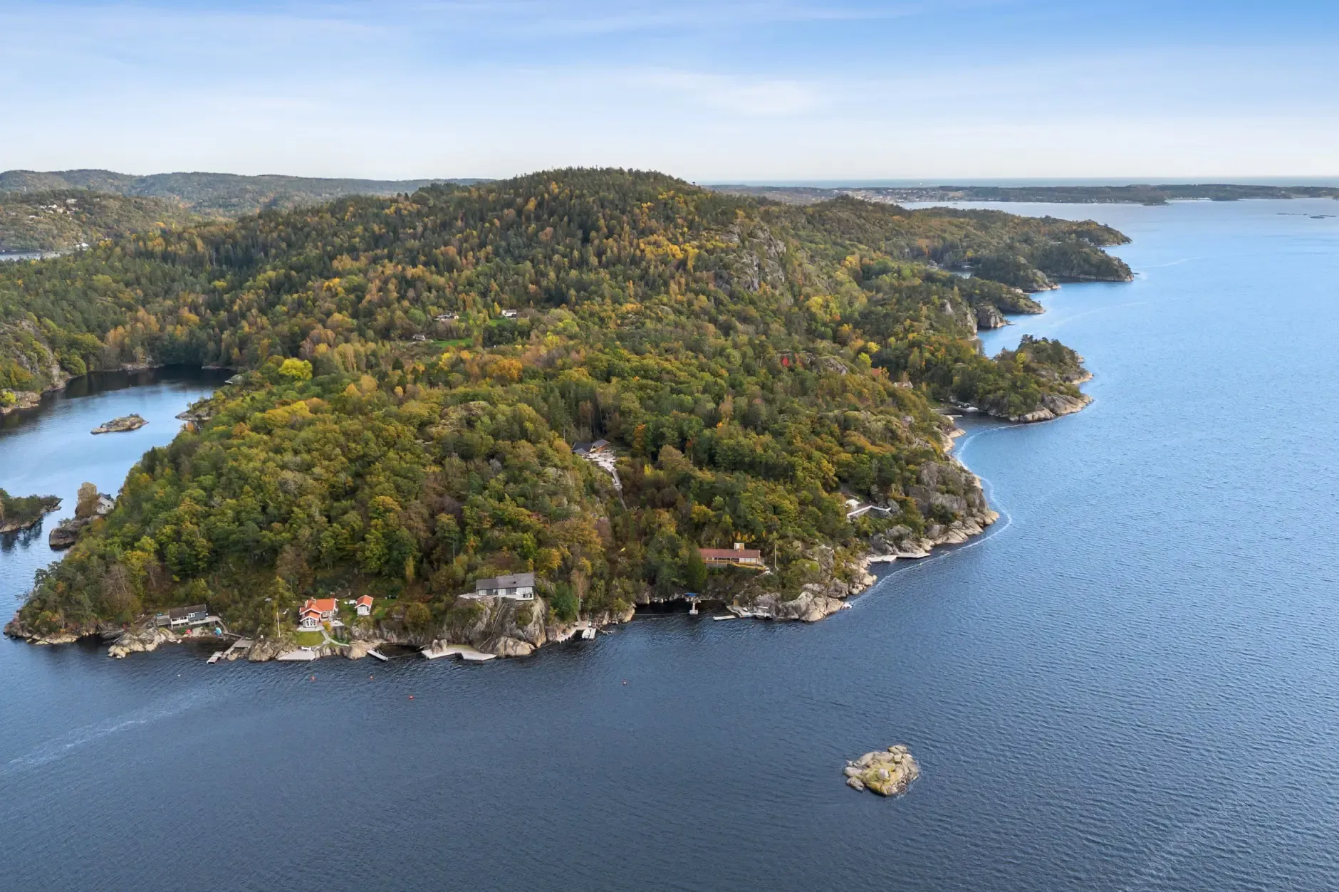 1970s Norwegian Country House with Private Jetty and Expansive Garden - Image 2