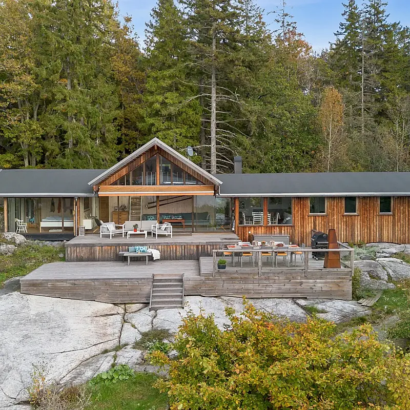 1970s Norwegian Country House with Private Jetty and Expansive Garden