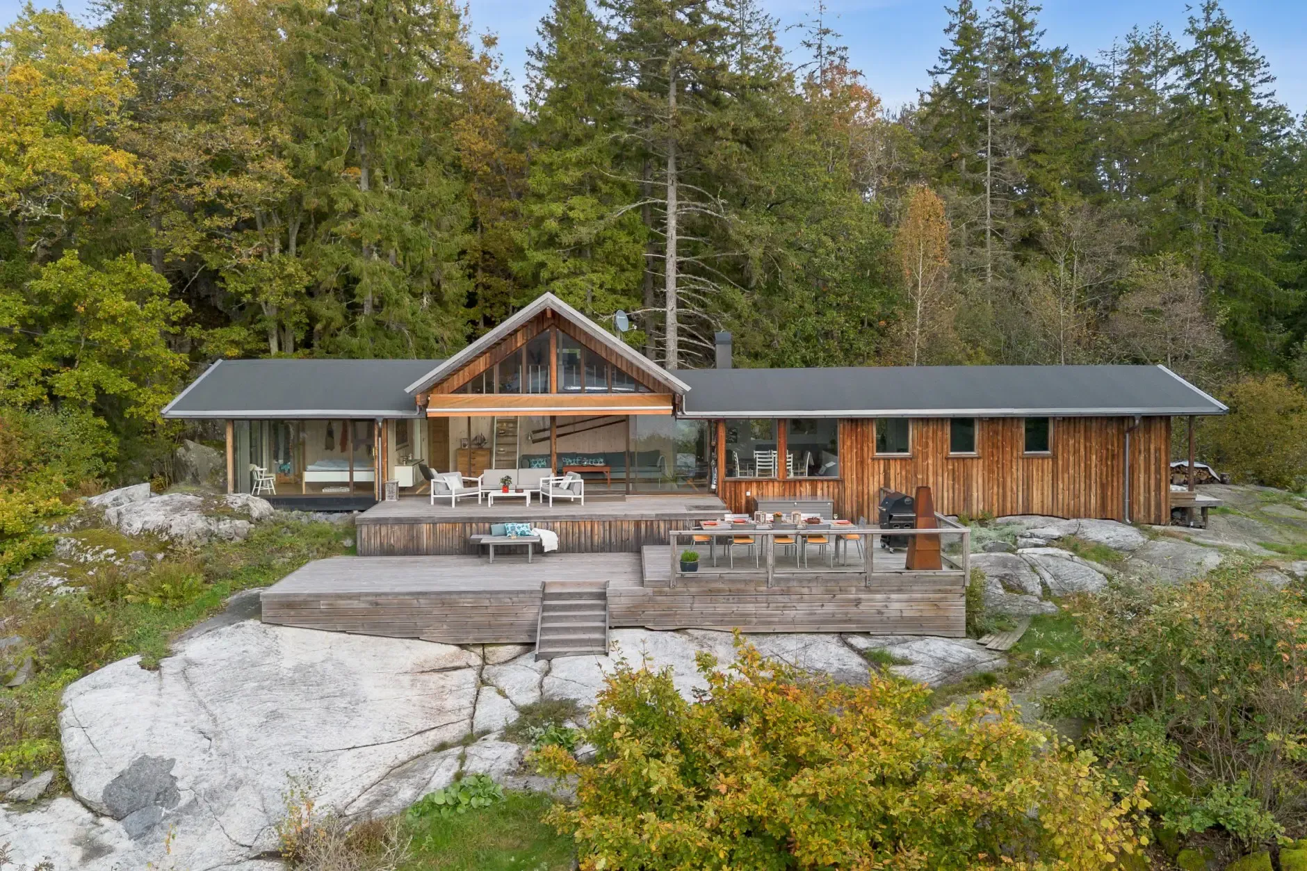 1970s Norwegian Country House with Private Jetty and Expansive Garden - Image 1