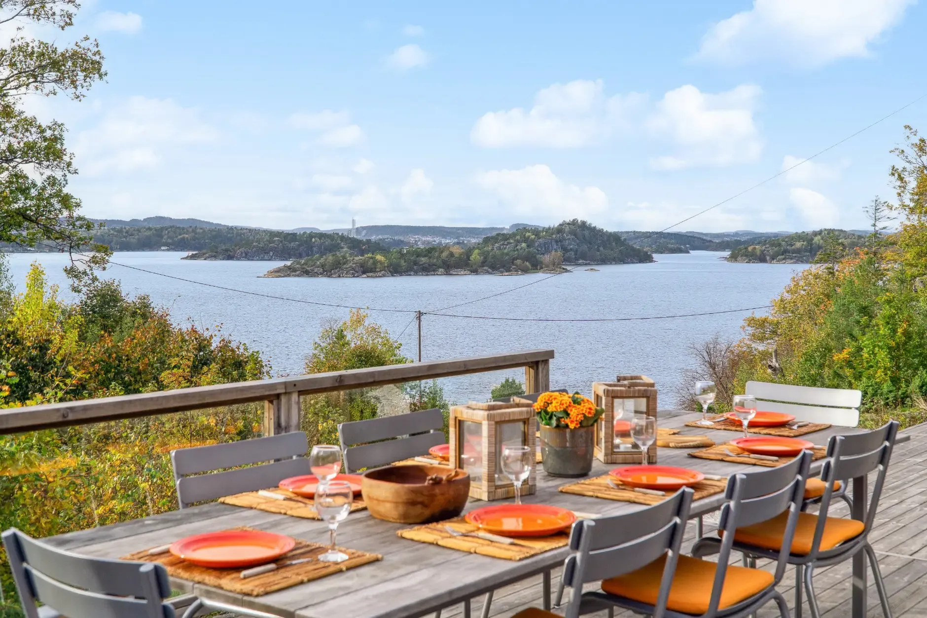 1970s Norwegian Country House with Private Jetty and Expansive Garden - Image 4