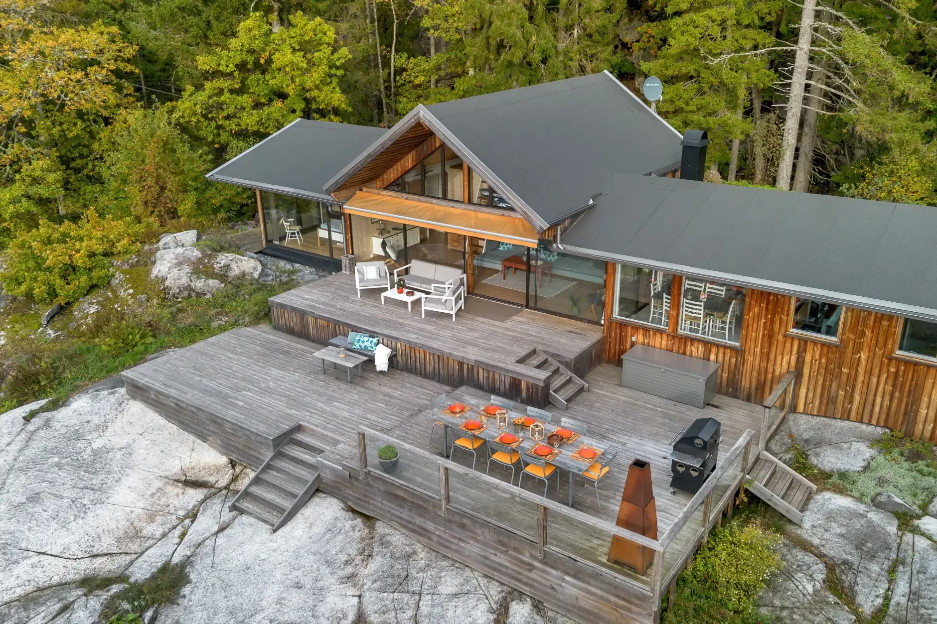 1970s Norwegian Country House with Private Jetty and Expansive Garden - View image 8 of 31