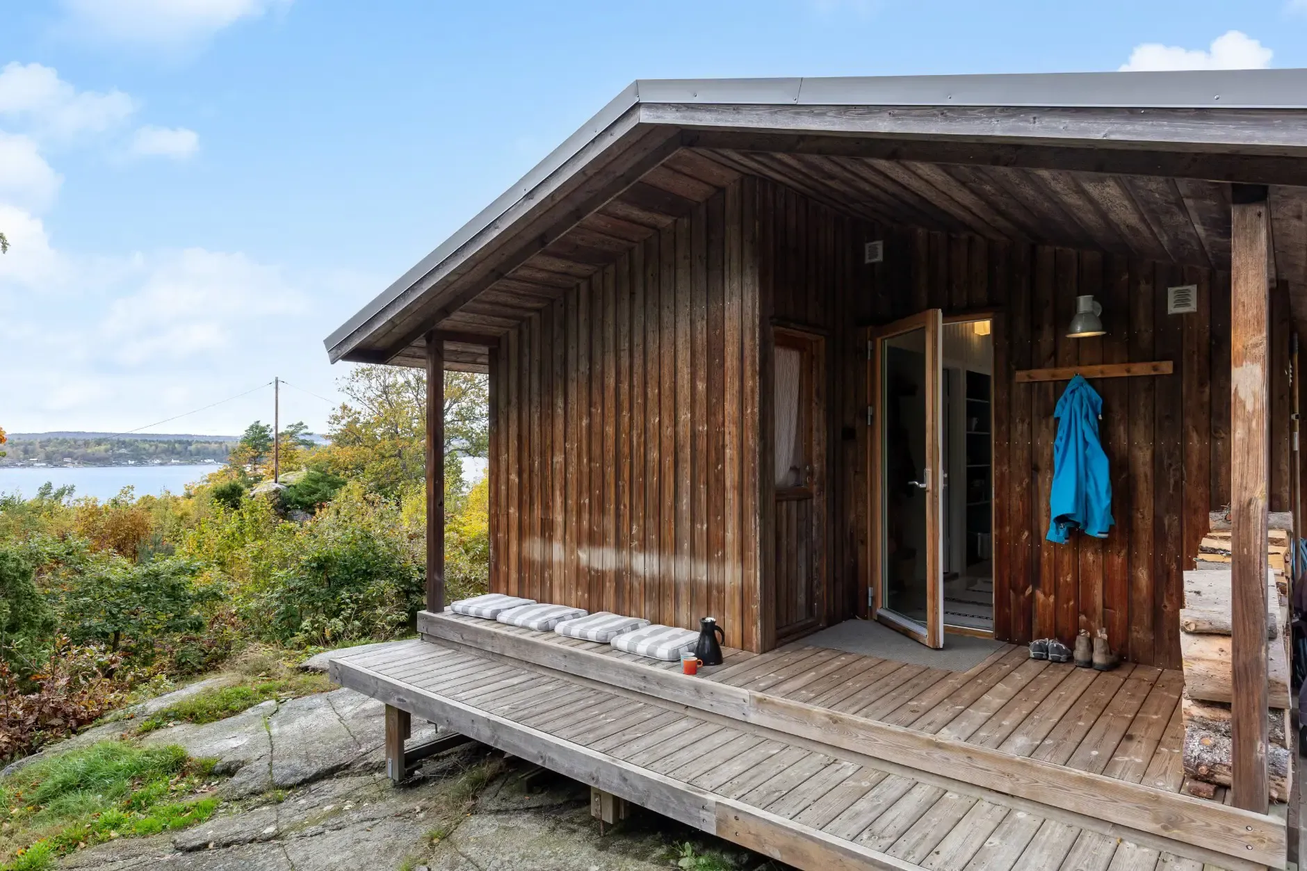 1970s Norwegian Country House with Private Jetty and Expansive Garden - View image 10 of 31