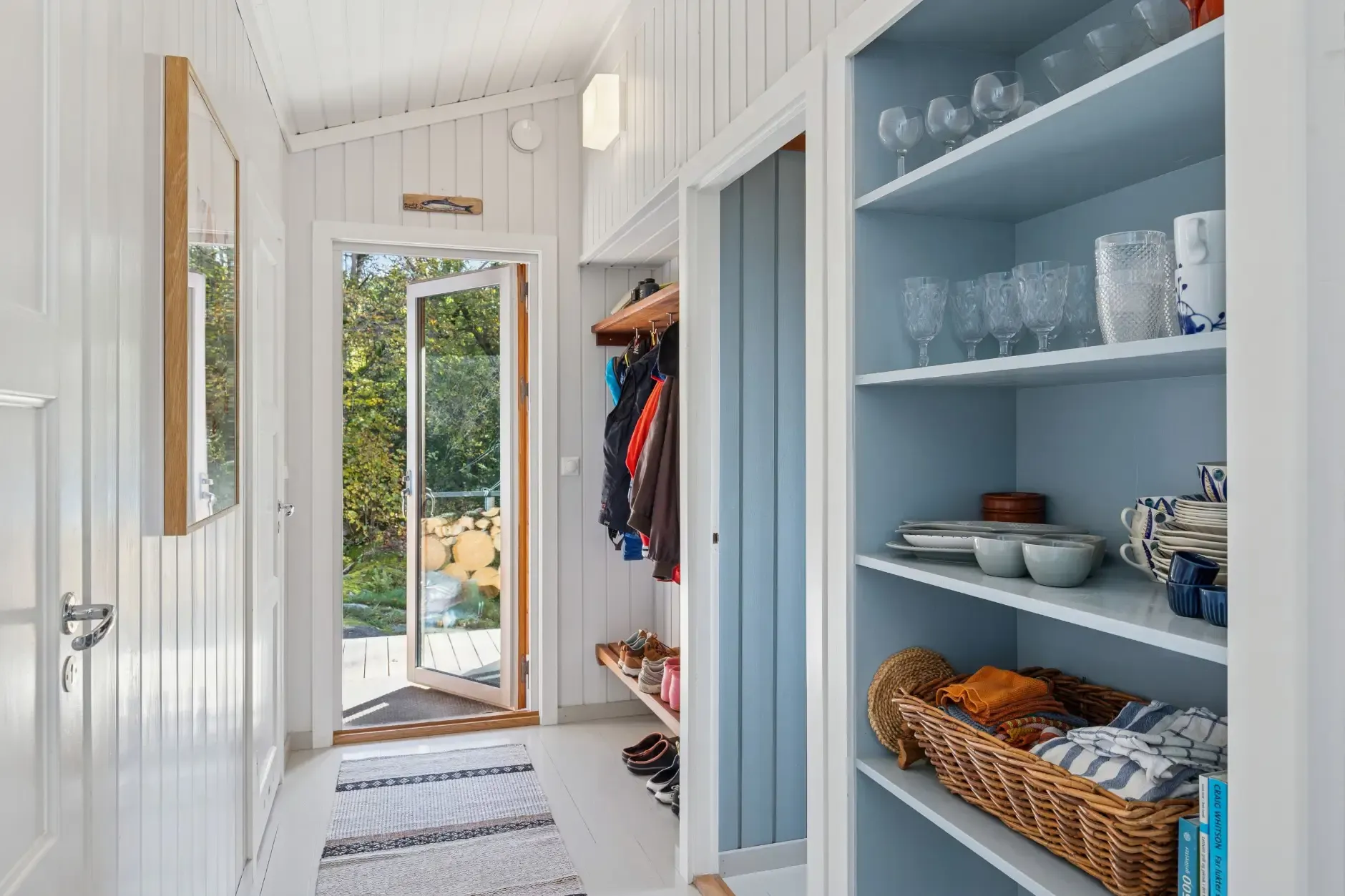 1970s Norwegian Country House with Private Jetty and Expansive Garden - View image 11 of 31