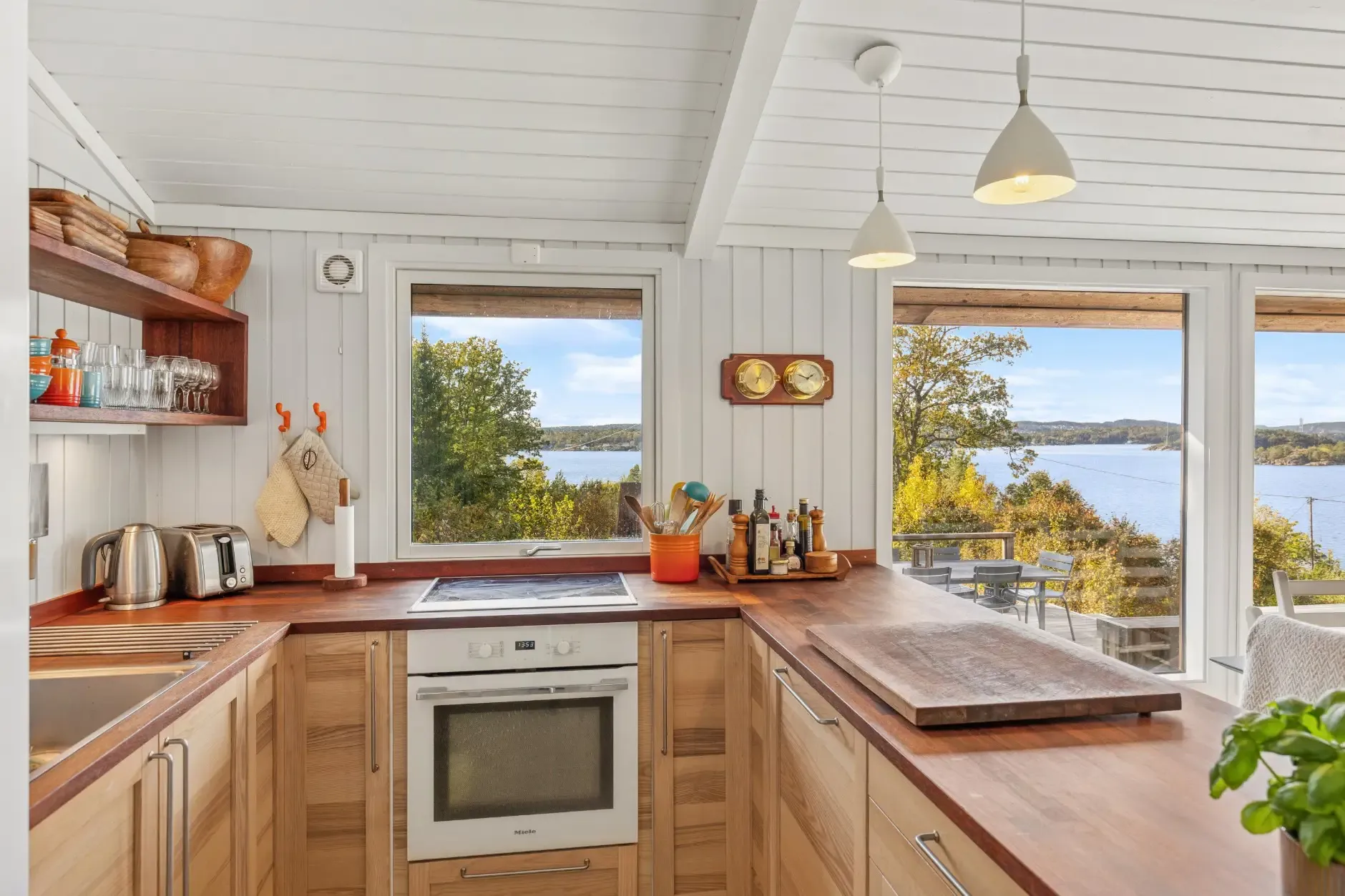 1970s Norwegian Country House with Private Jetty and Expansive Garden - View image 12 of 31