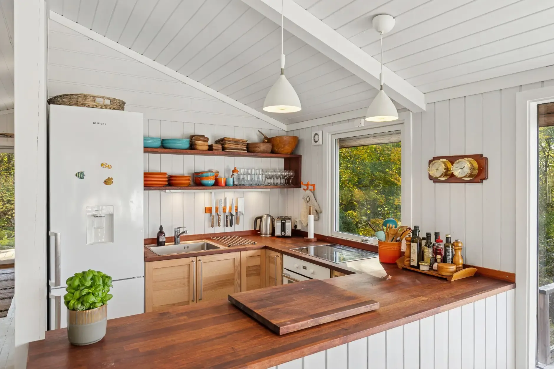 1970s Norwegian Country House with Private Jetty and Expansive Garden - View image 13 of 31