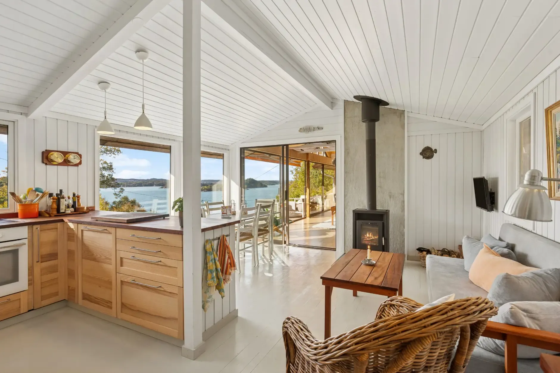 1970s Norwegian Country House with Private Jetty and Expansive Garden - View image 14 of 31