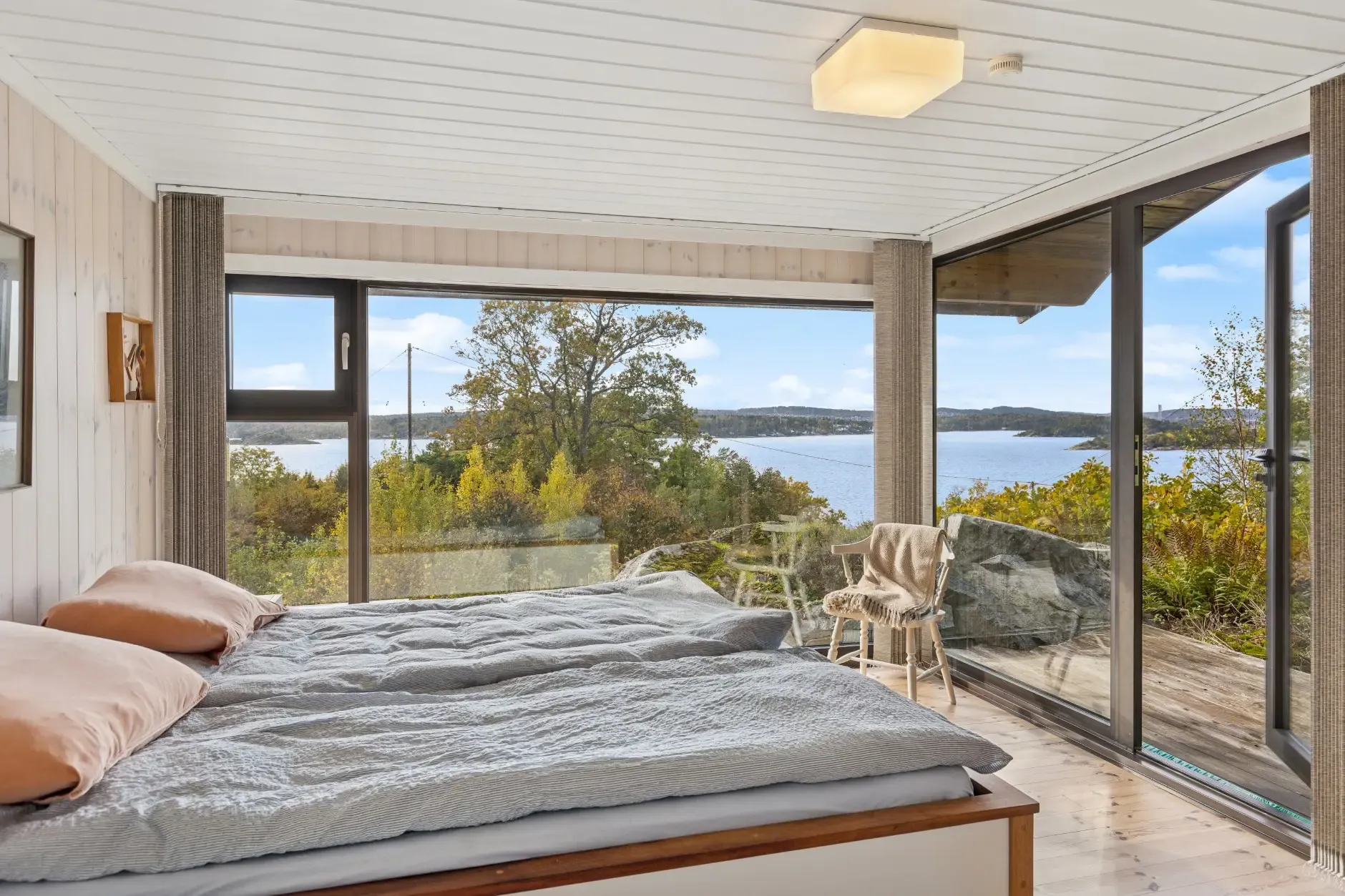 1970s Norwegian Country House with Private Jetty and Expansive Garden - View image 21 of 31