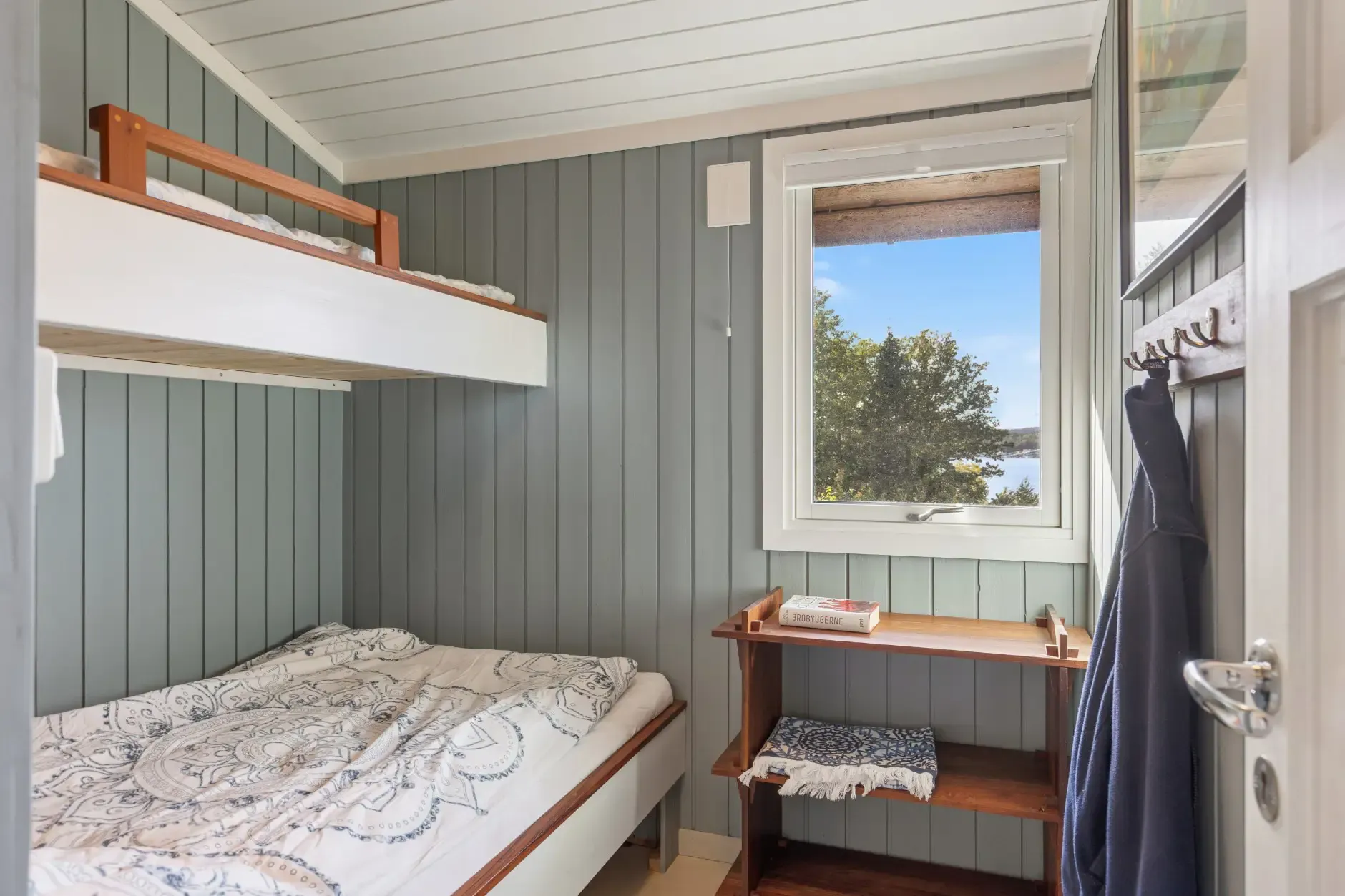 1970s Norwegian Country House with Private Jetty and Expansive Garden - View image 24 of 31