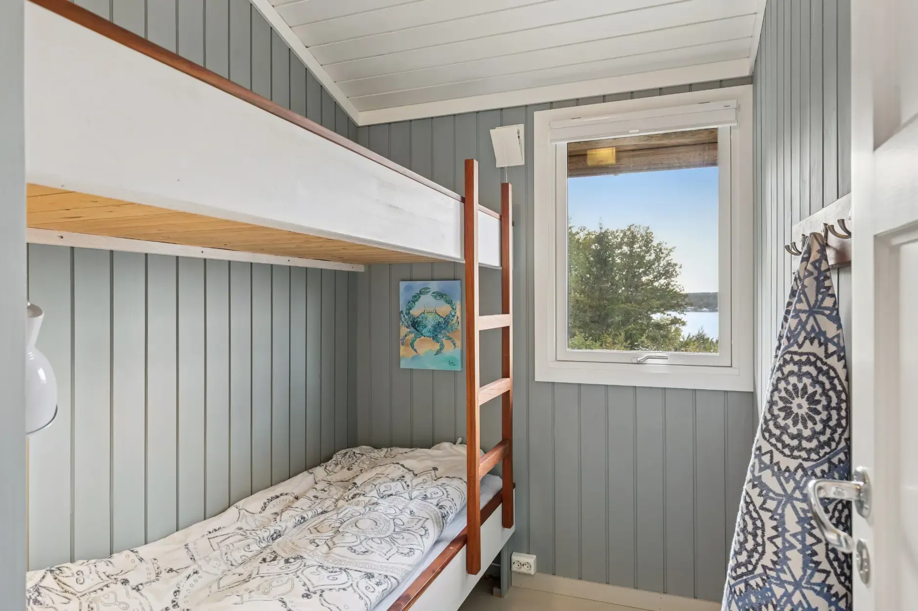 1970s Norwegian Country House with Private Jetty and Expansive Garden - View image 25 of 31