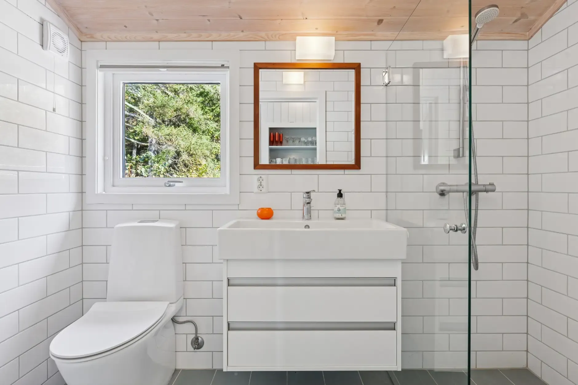 1970s Norwegian Country House with Private Jetty and Expansive Garden - View image 26 of 31