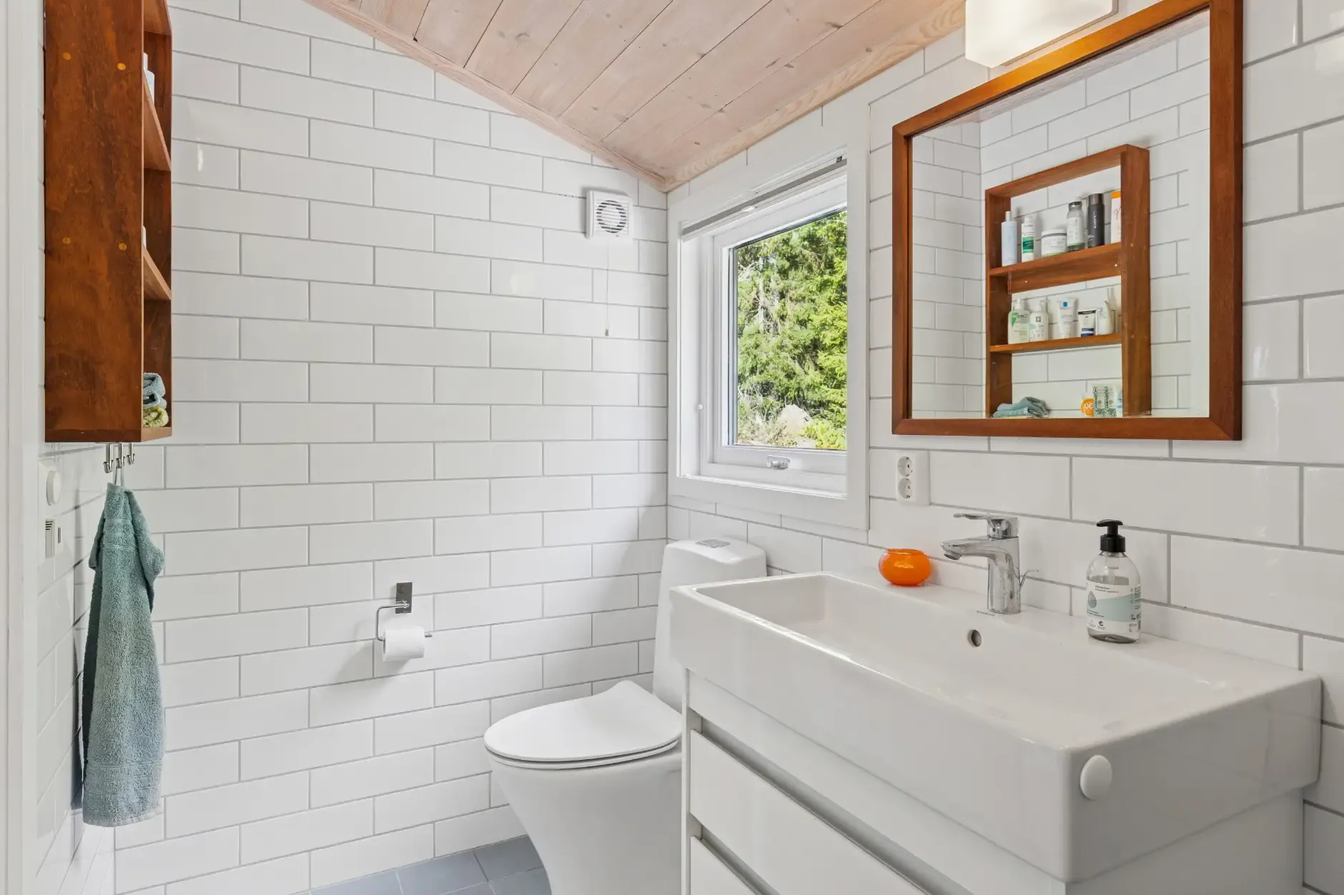 1970s Norwegian Country House with Private Jetty and Expansive Garden - View image 27 of 31