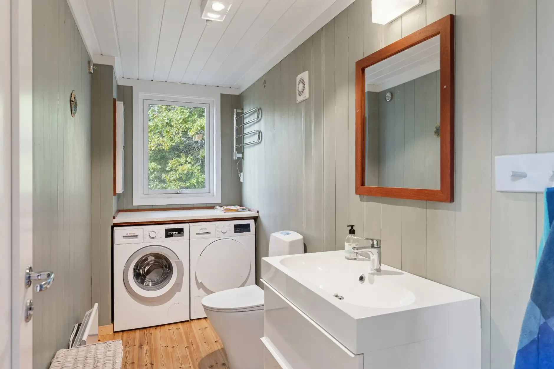 1970s Norwegian Country House with Private Jetty and Expansive Garden - View image 28 of 31
