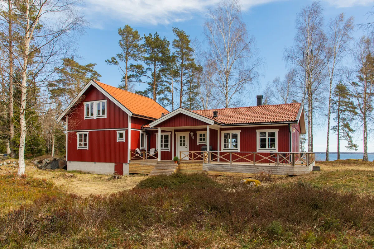 Spacious 7-Bedroom Home with Garden and Terrace Near Östhammar Coast - Image 1