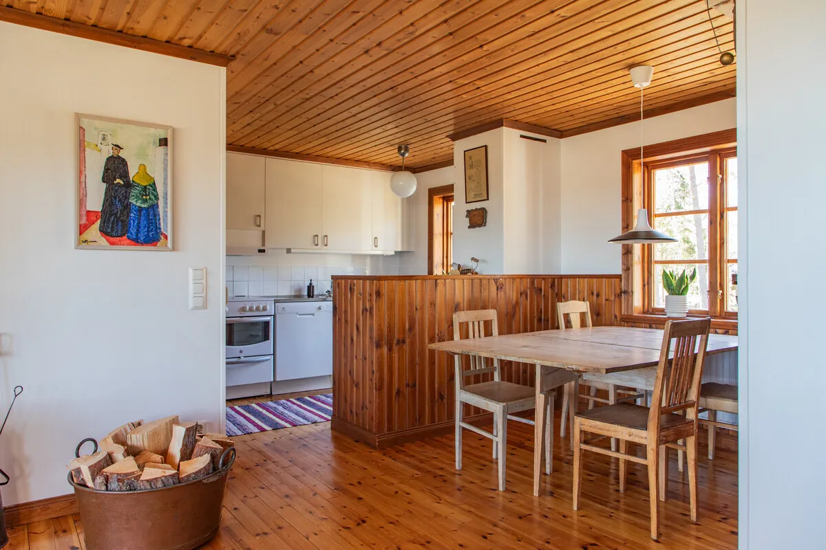 Spacious 7-Bedroom Home with Garden and Terrace Near Östhammar Coast - View image 9 of 33