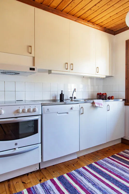 Spacious 7-Bedroom Home with Garden and Terrace Near Östhammar Coast - View image 10 of 33