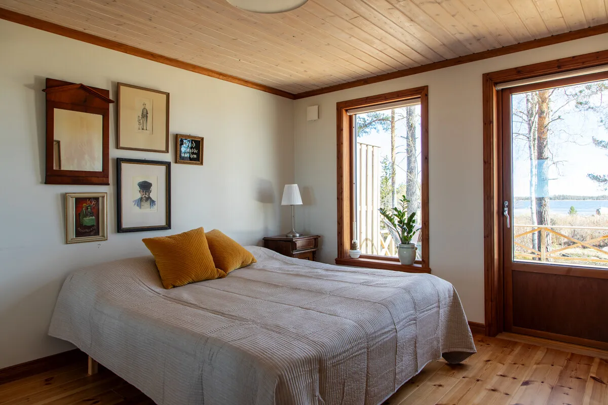 Spacious 7-Bedroom Home with Garden and Terrace Near Östhammar Coast - View image 17 of 33