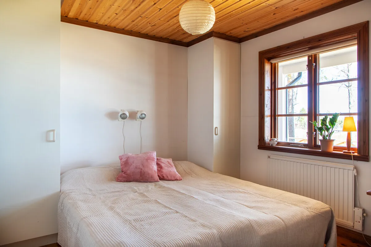 Spacious 7-Bedroom Home with Garden and Terrace Near Östhammar Coast - View image 25 of 33