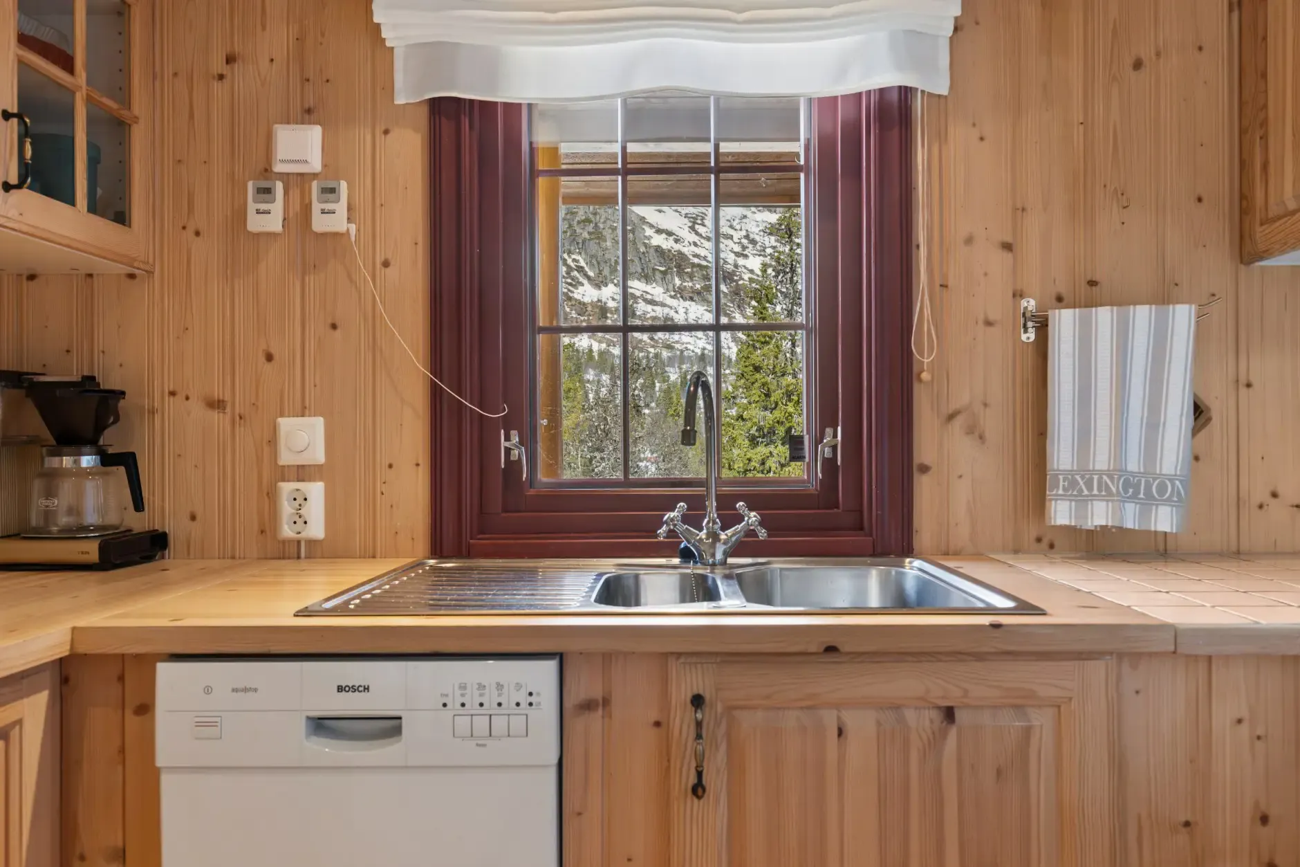 Modern 3-Bedroom Country House with Expansive Garden in Eggedal, Norway - View image 13 of 47