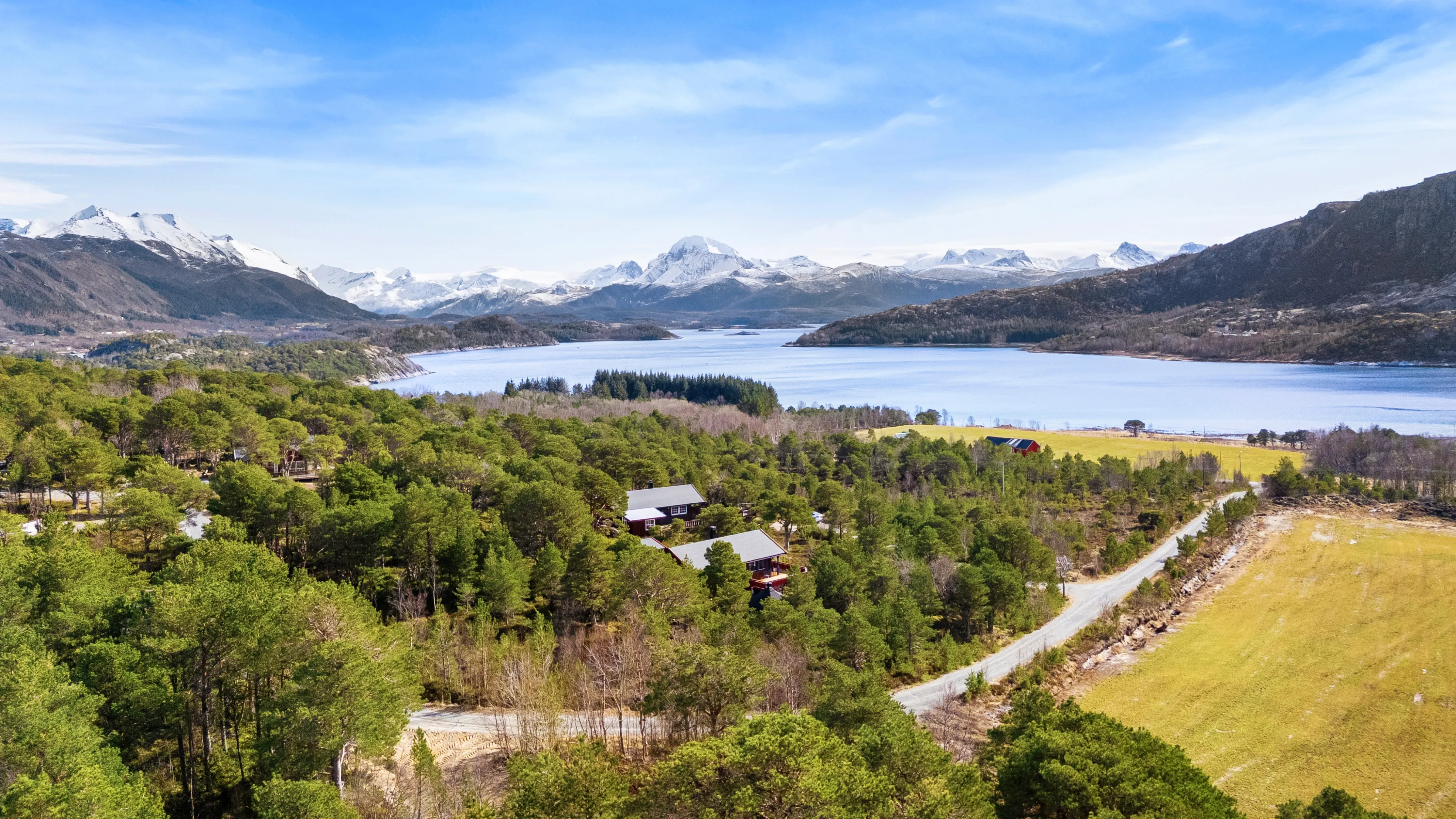 Nordland 2-Bedroom Cabin with Annex and Grill Hut in Coastal Meløy - Image 2