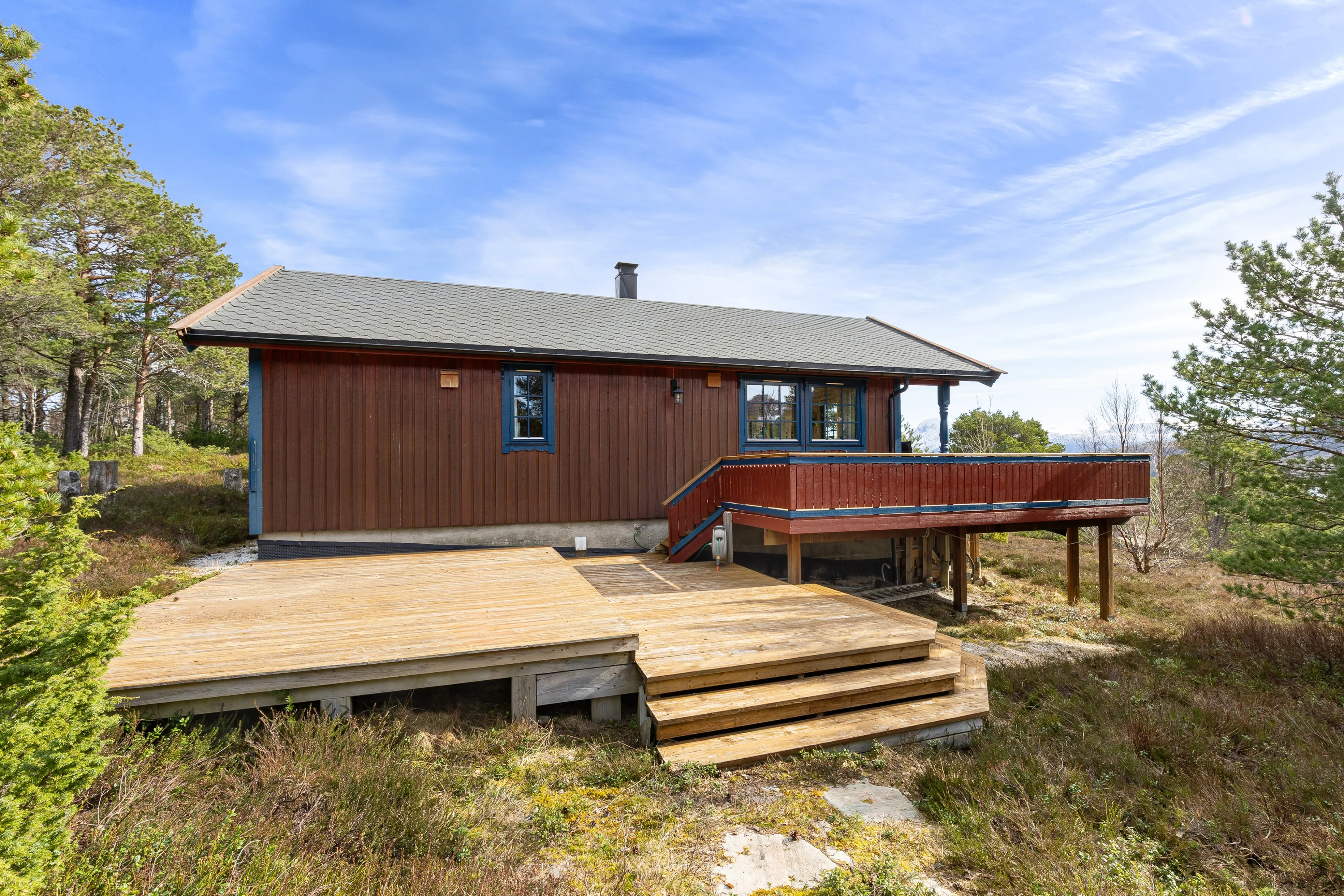 Nordland 2-Bedroom Cabin with Annex and Grill Hut in Coastal Meløy - Image 1
