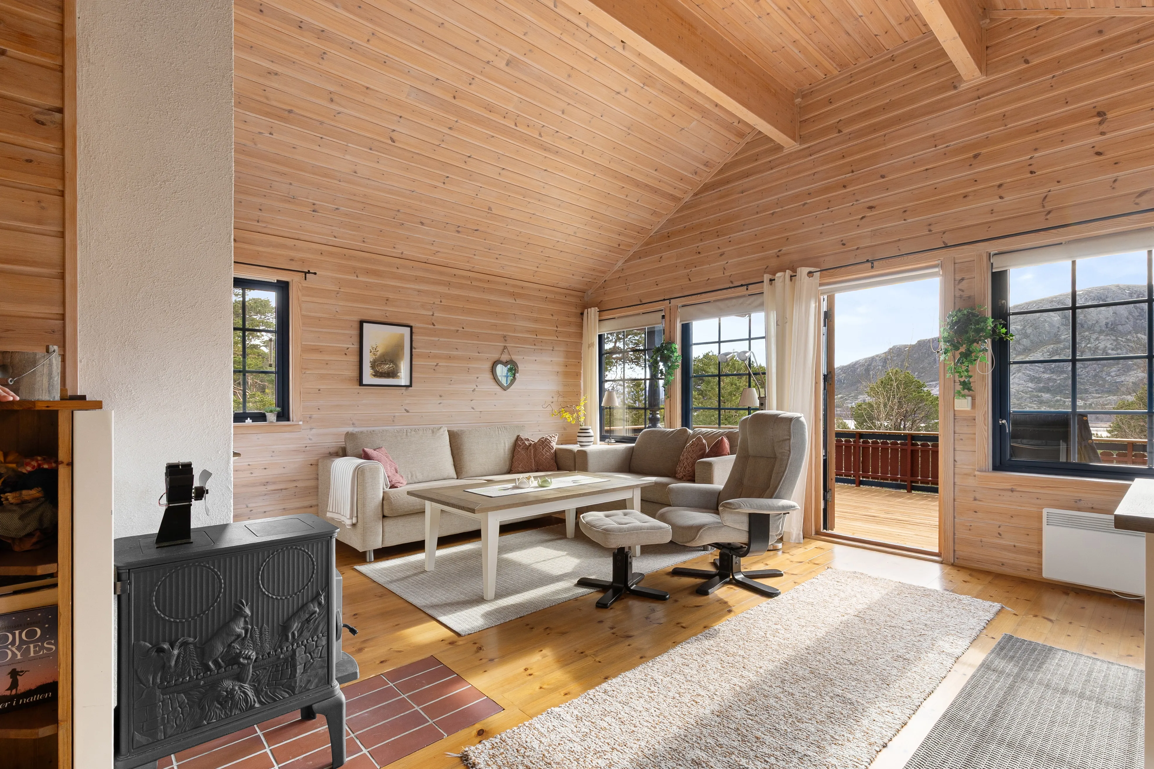 Nordland 2-Bedroom Cabin with Annex and Grill Hut in Coastal Meløy - View image 6 of 33