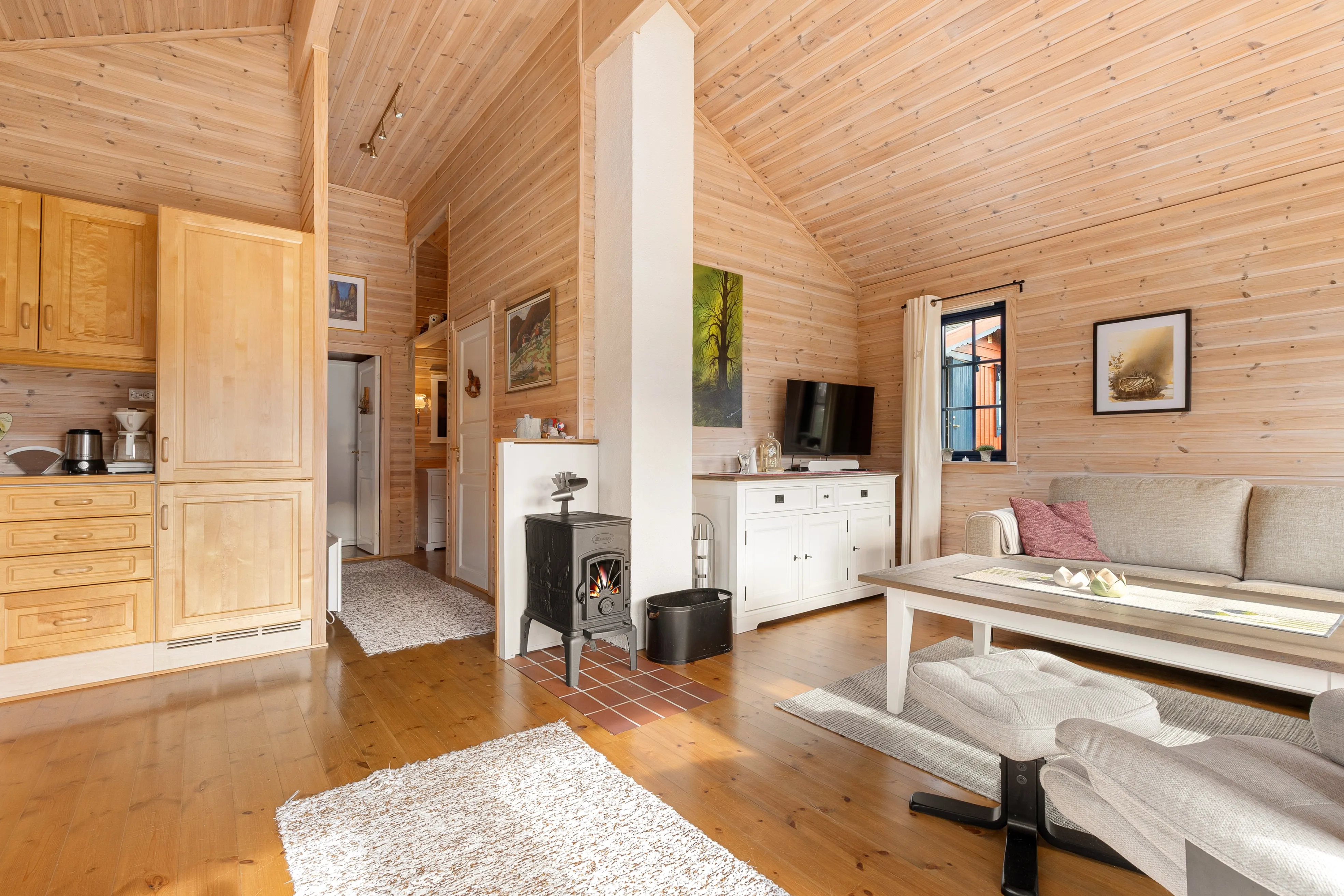 Nordland 2-Bedroom Cabin with Annex and Grill Hut in Coastal Meløy - View image 7 of 33
