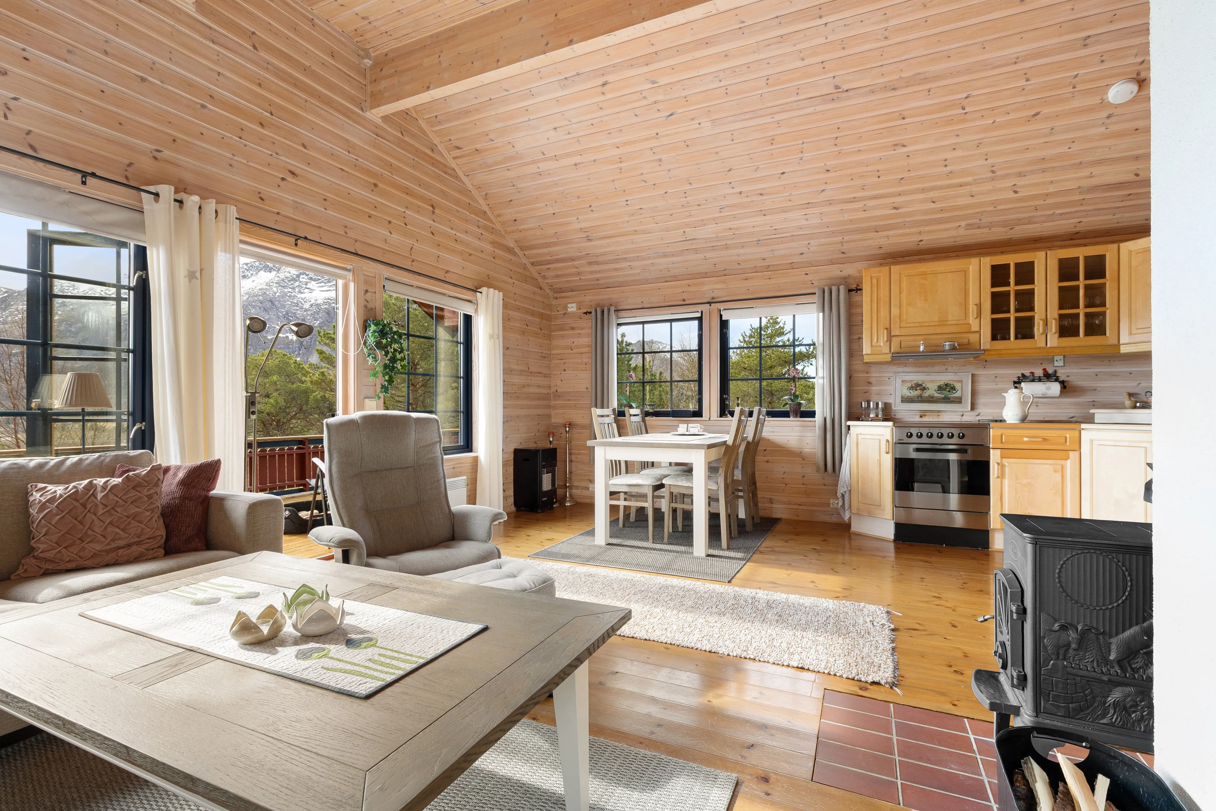 Nordland 2-Bedroom Cabin with Annex and Grill Hut in Coastal Meløy - View image 8 of 33