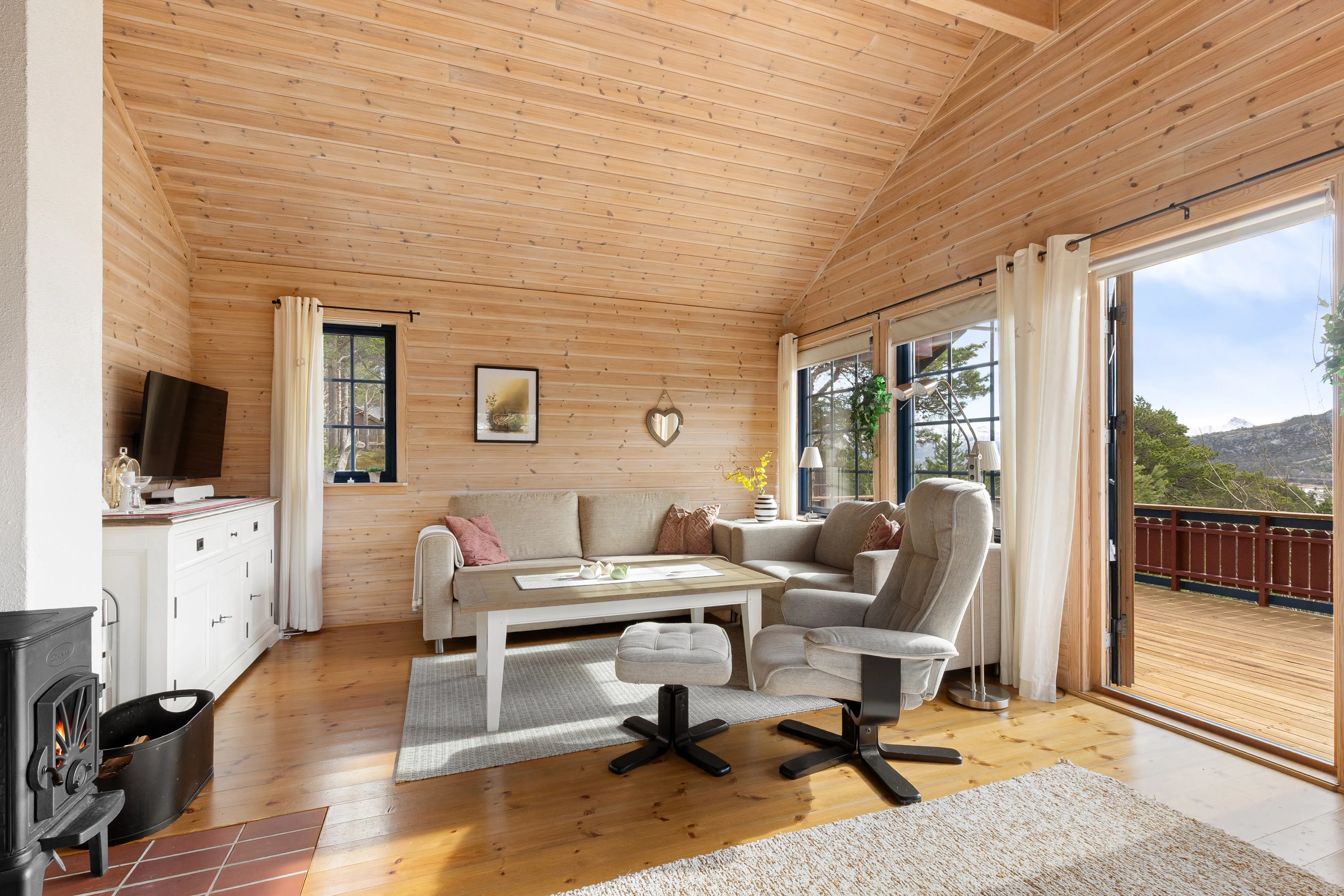 Nordland 2-Bedroom Cabin with Annex and Grill Hut in Coastal Meløy - View image 11 of 33