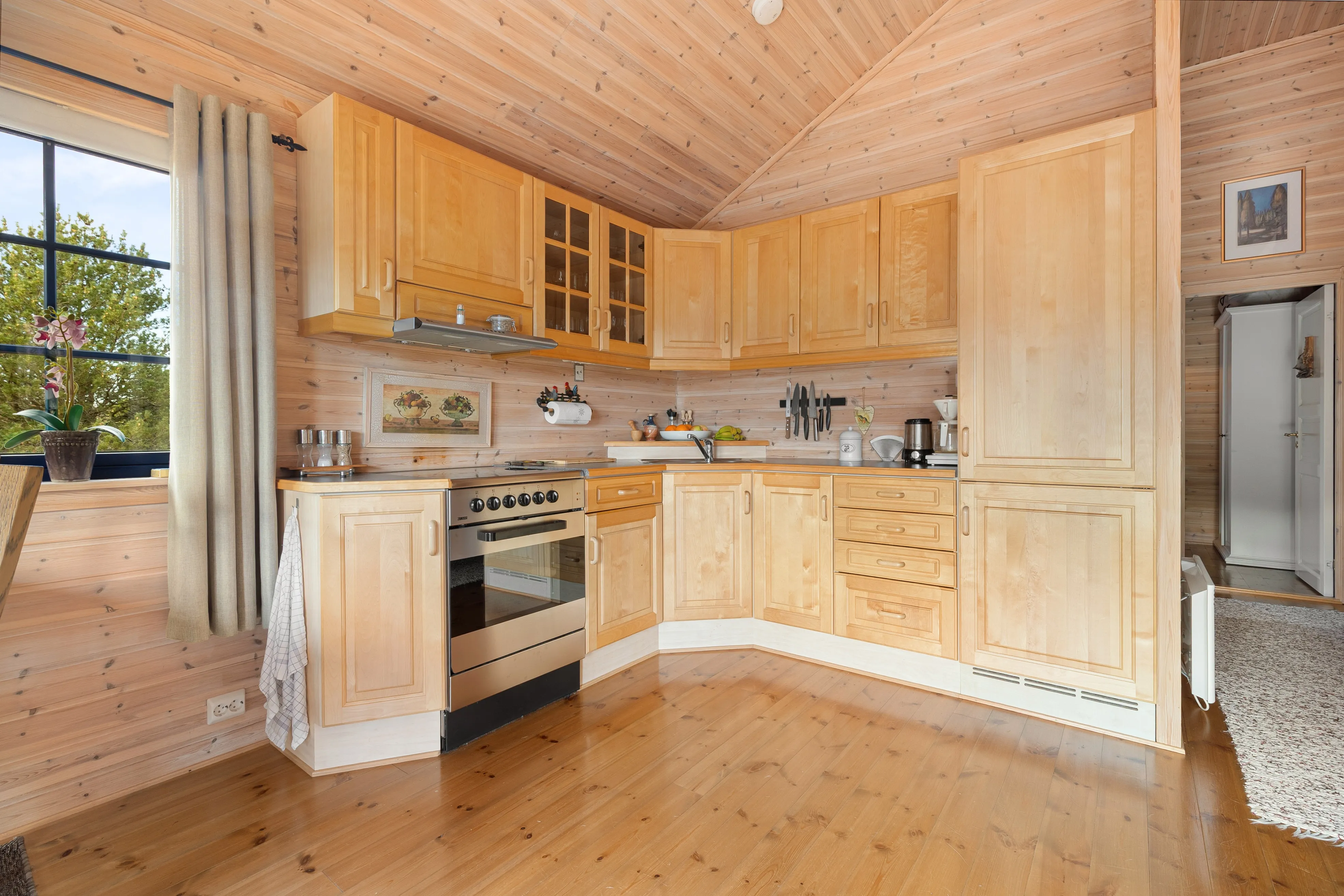 Nordland 2-Bedroom Cabin with Annex and Grill Hut in Coastal Meløy - View image 12 of 33