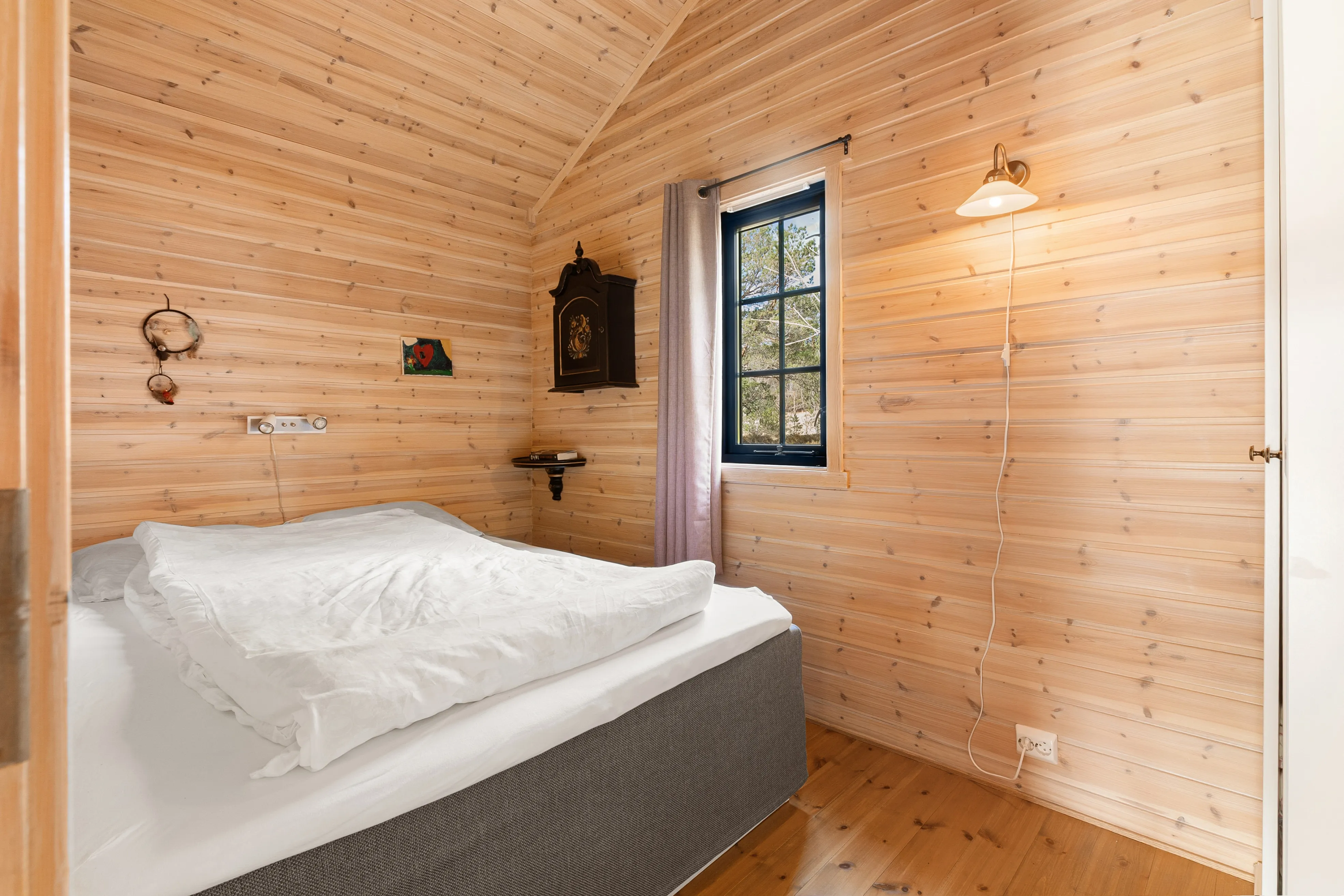 Nordland 2-Bedroom Cabin with Annex and Grill Hut in Coastal Meløy - View image 16 of 33