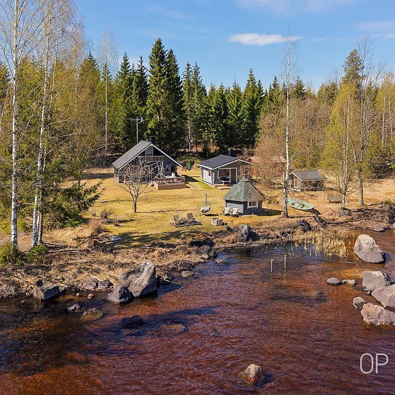 1990s Finnish Cabin with Lake Access and Expansive Grounds