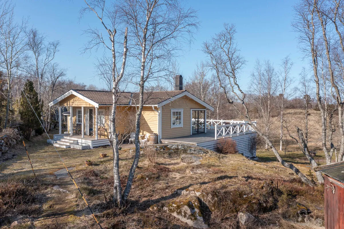 1970s Swedish Archipelago House with Expansive Gardens and Terrace - View image 8 of 47