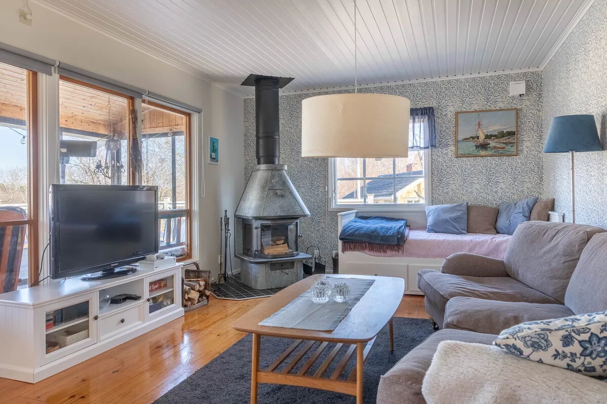 1970s Swedish Archipelago House with Expansive Gardens and Terrace - View image 10 of 47