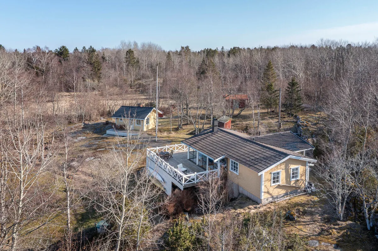 1970s Swedish Archipelago House with Expansive Gardens and Terrace - View image 41 of 47