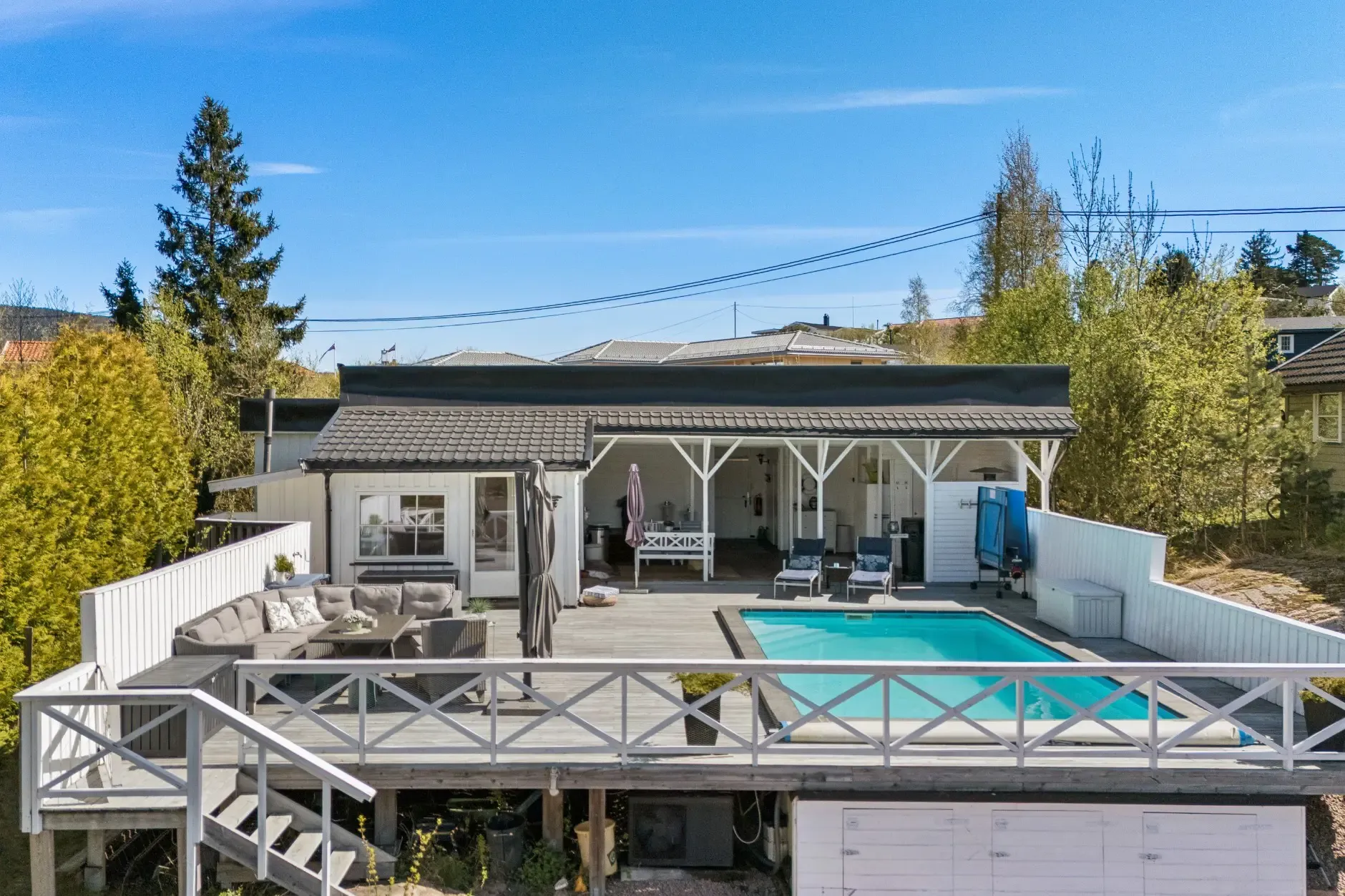 1960s Norwegian Seaside House with Pool and Expansive Terrace - Image 2