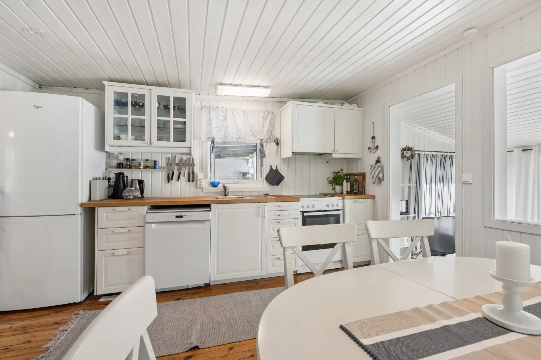 1960s Norwegian Seaside House with Pool and Expansive Terrace - View image 8 of 36