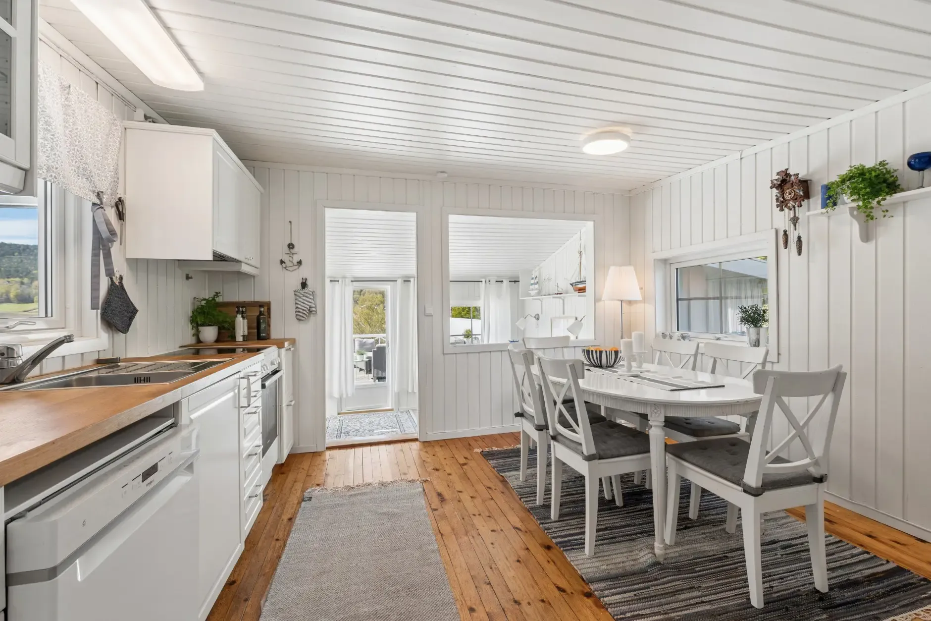 1960s Norwegian Seaside House with Pool and Expansive Terrace - View image 9 of 36