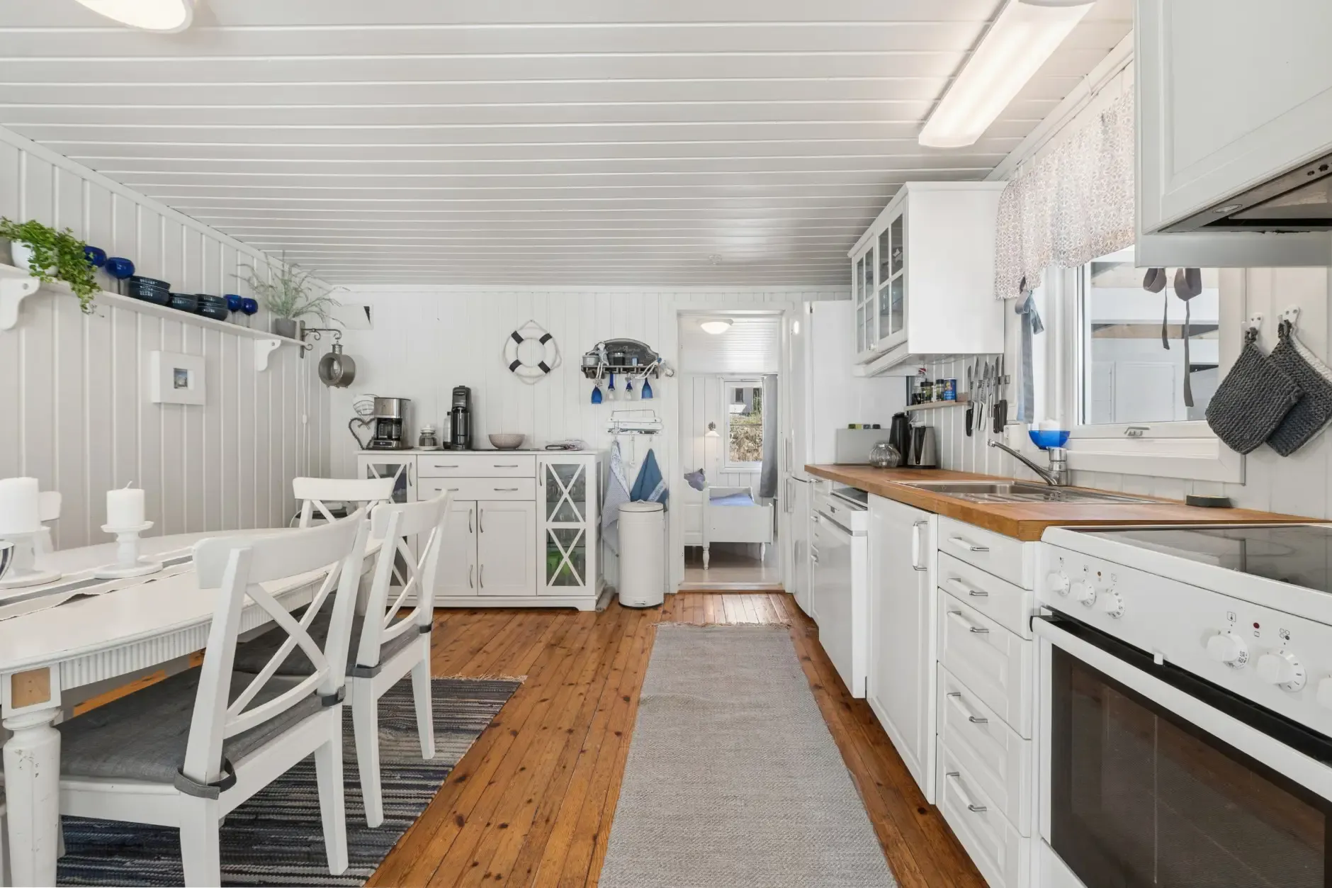 1960s Norwegian Seaside House with Pool and Expansive Terrace - View image 10 of 36